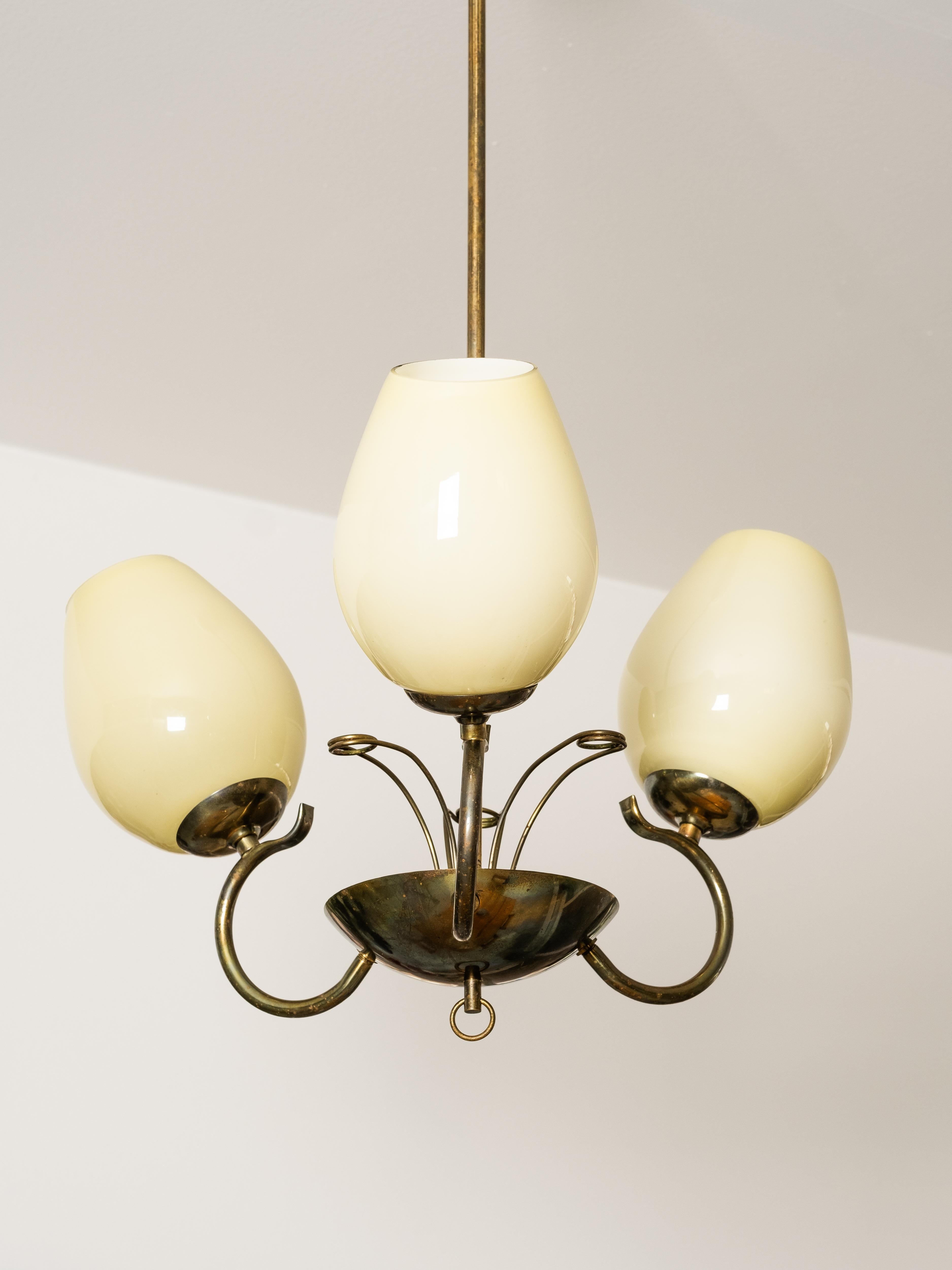 Lampadario in vetro opalino e ottone di Sievä, Finlandia, anni '50 in vendita 6
