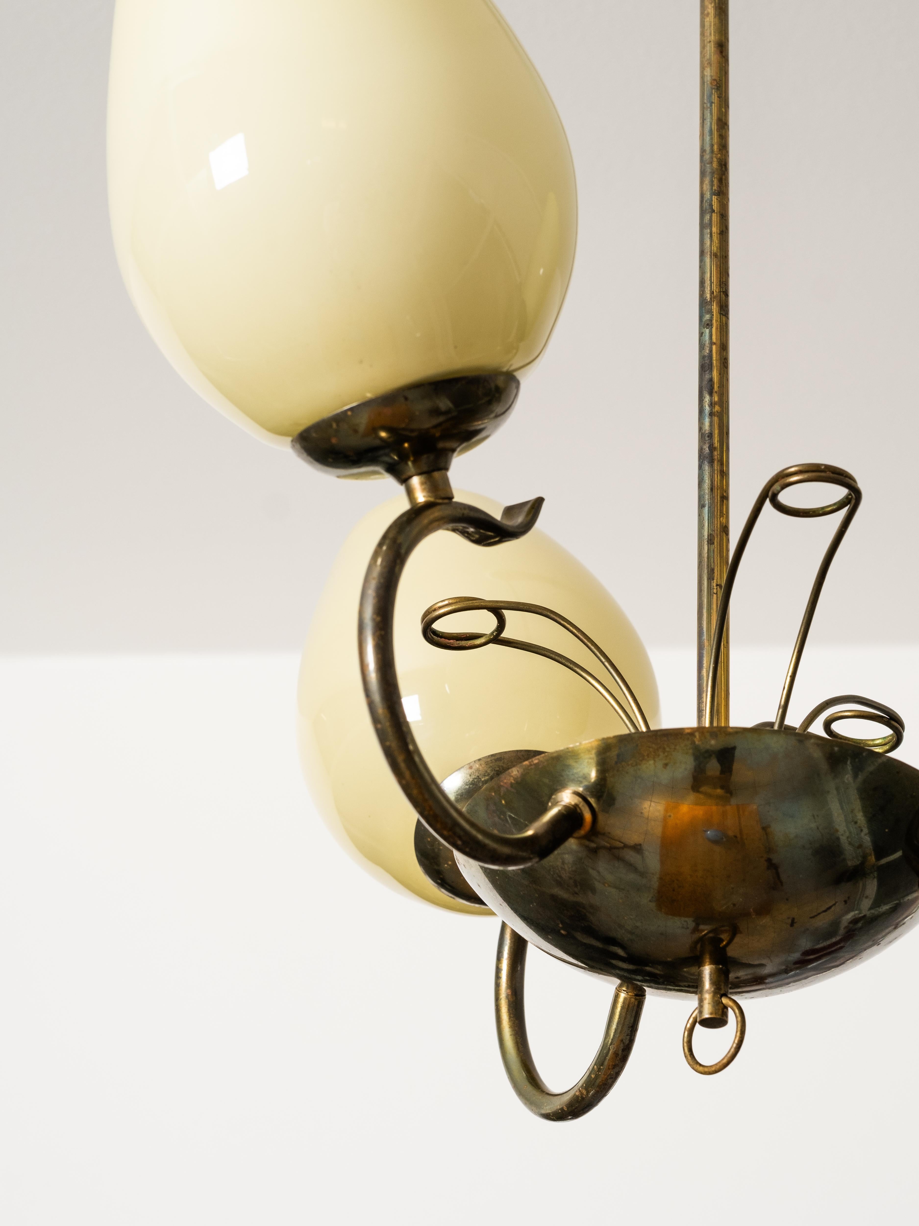 Lampadario in vetro opalino e ottone di Sievä, Finlandia, anni '50 in vendita 7