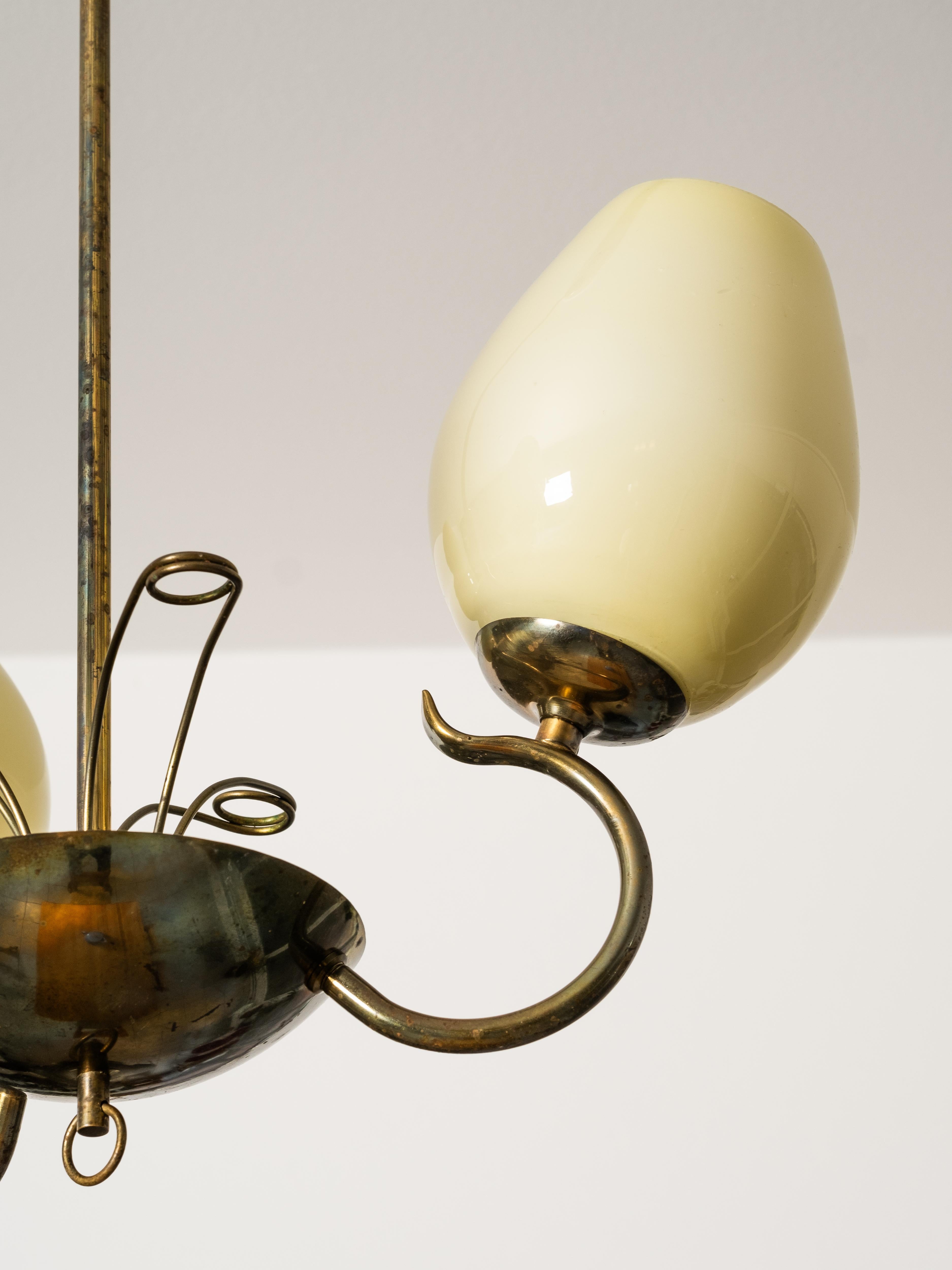 Lampadario in vetro opalino e ottone di Sievä, Finlandia, anni '50 in vendita 8