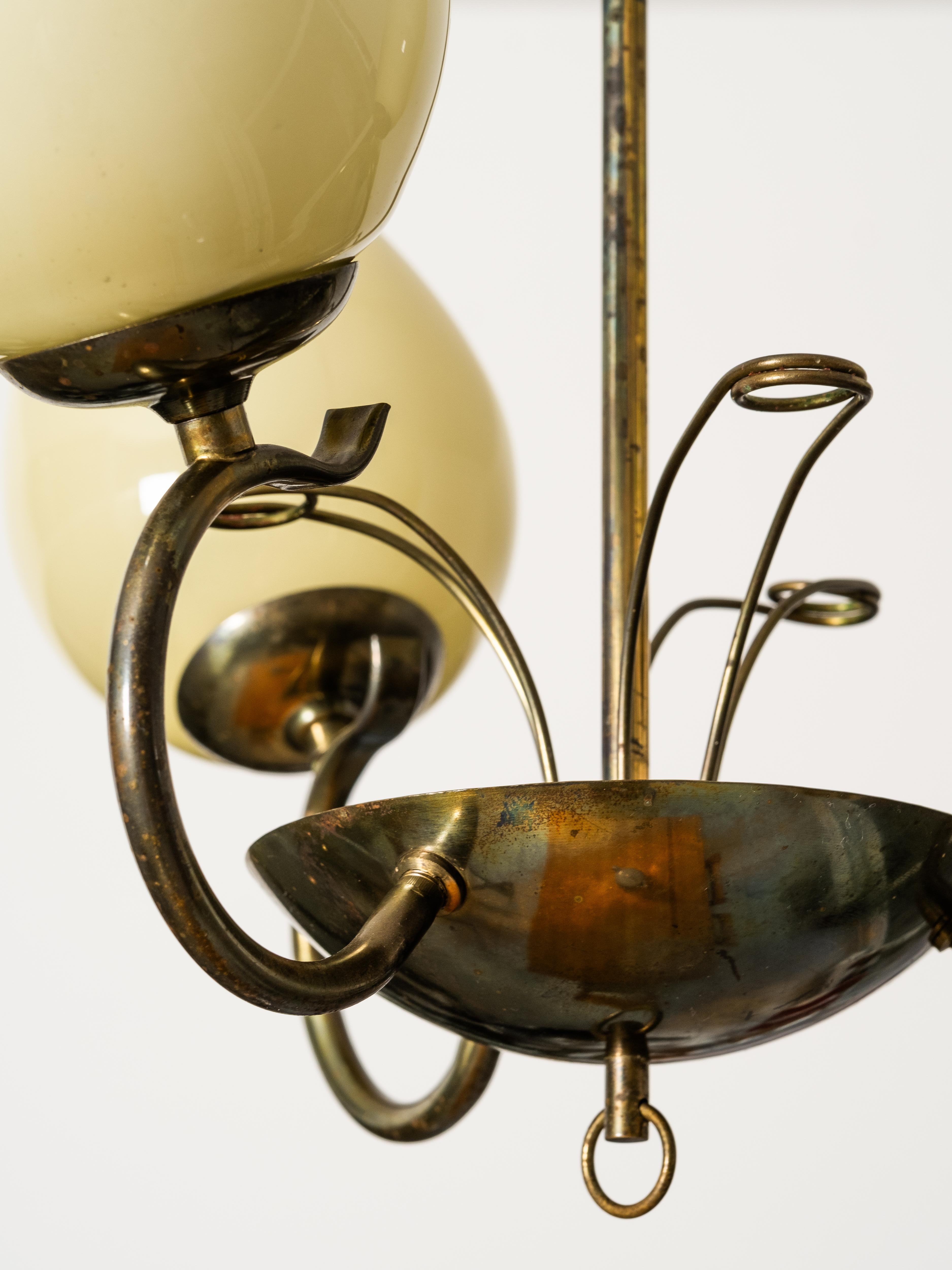 Lampadario in vetro opalino e ottone di Sievä, Finlandia, anni '50 in vendita 9