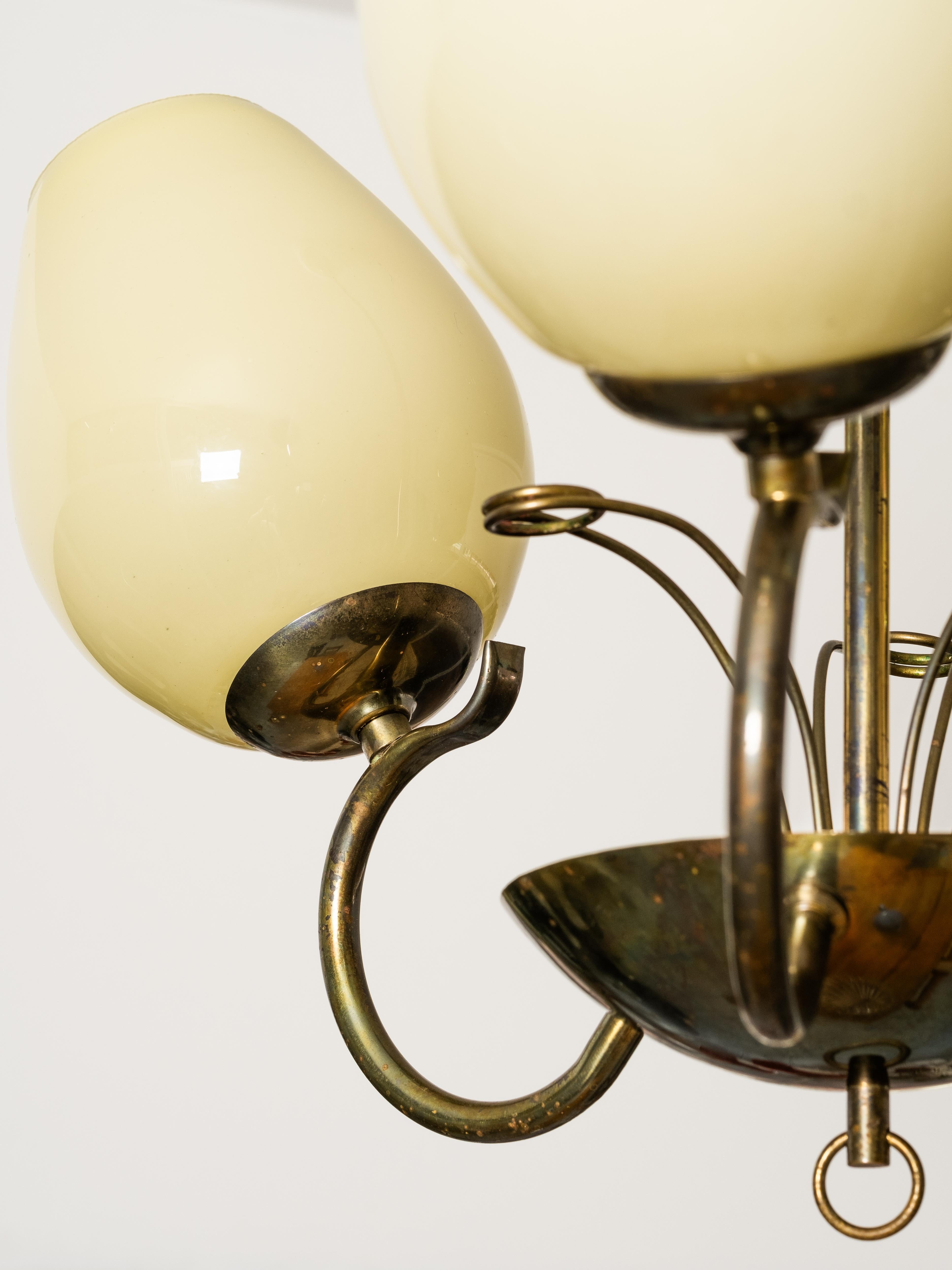 Lampadario in vetro opalino e ottone di Sievä, Finlandia, anni '50 in vendita 10