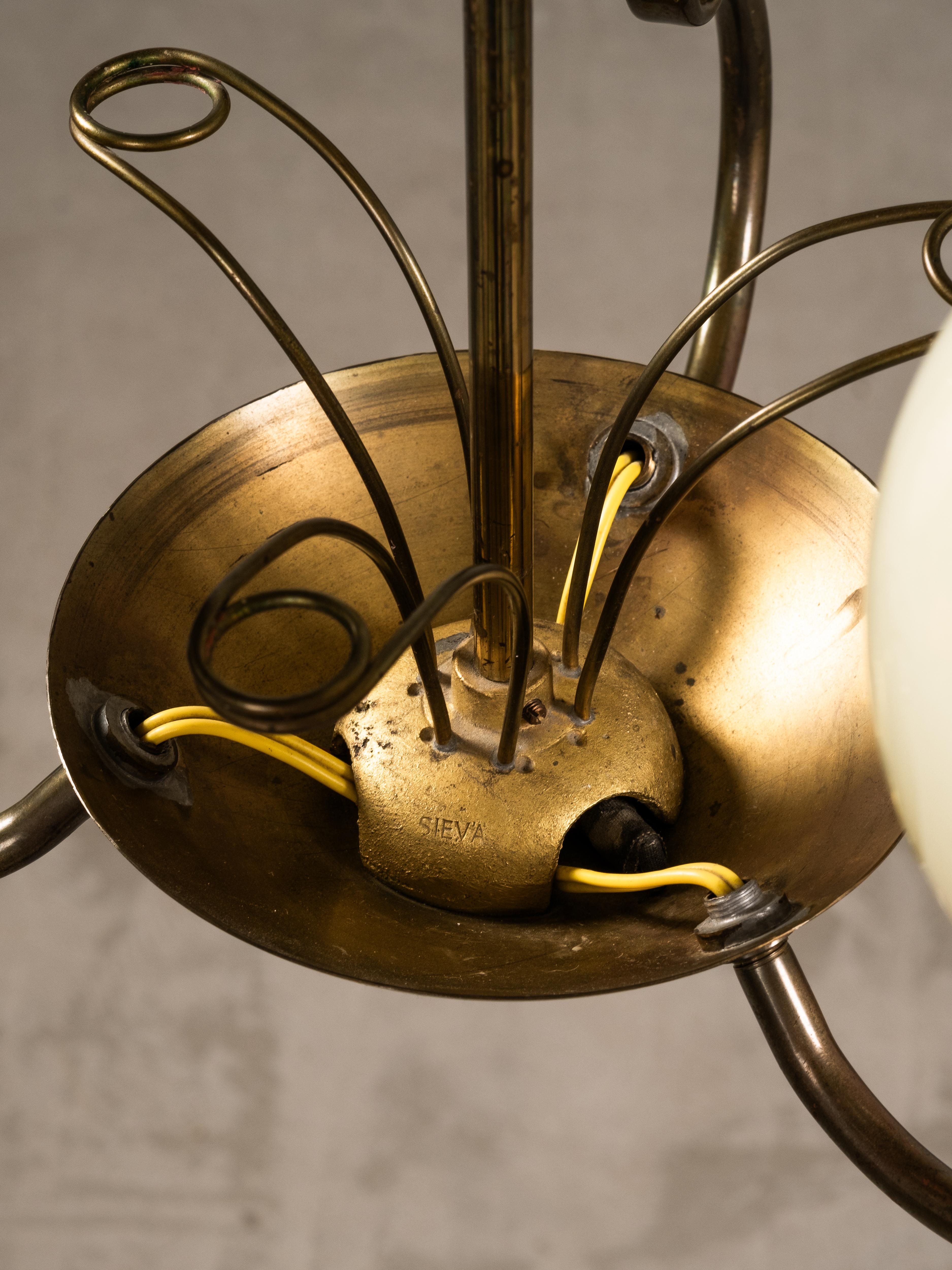 Lampadario in vetro opalino e ottone di Sievä, Finlandia, anni '50 in vendita 11
