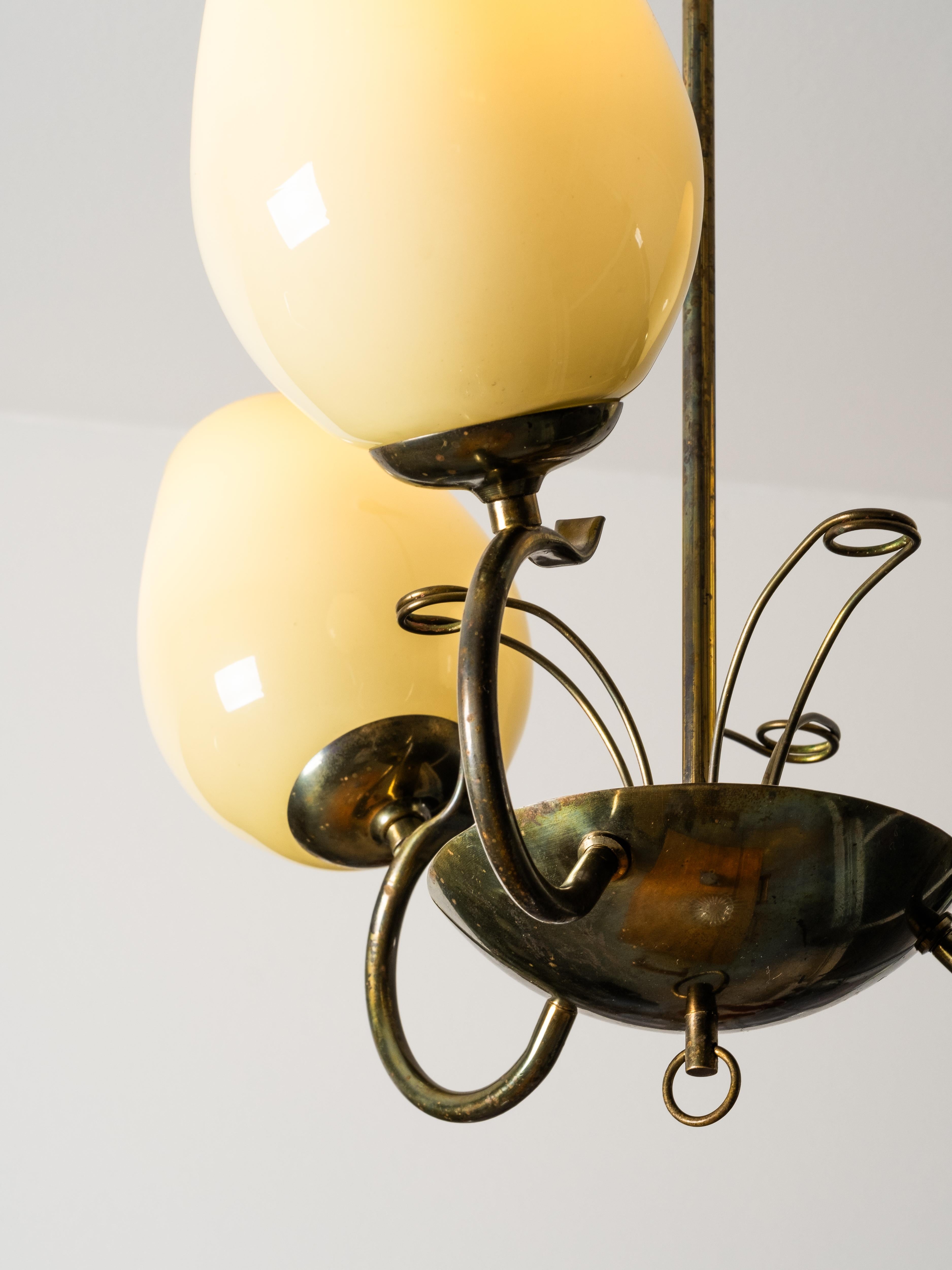 Scandinavo moderno Lampadario in vetro opalino e ottone di Sievä, Finlandia, anni '50 in vendita