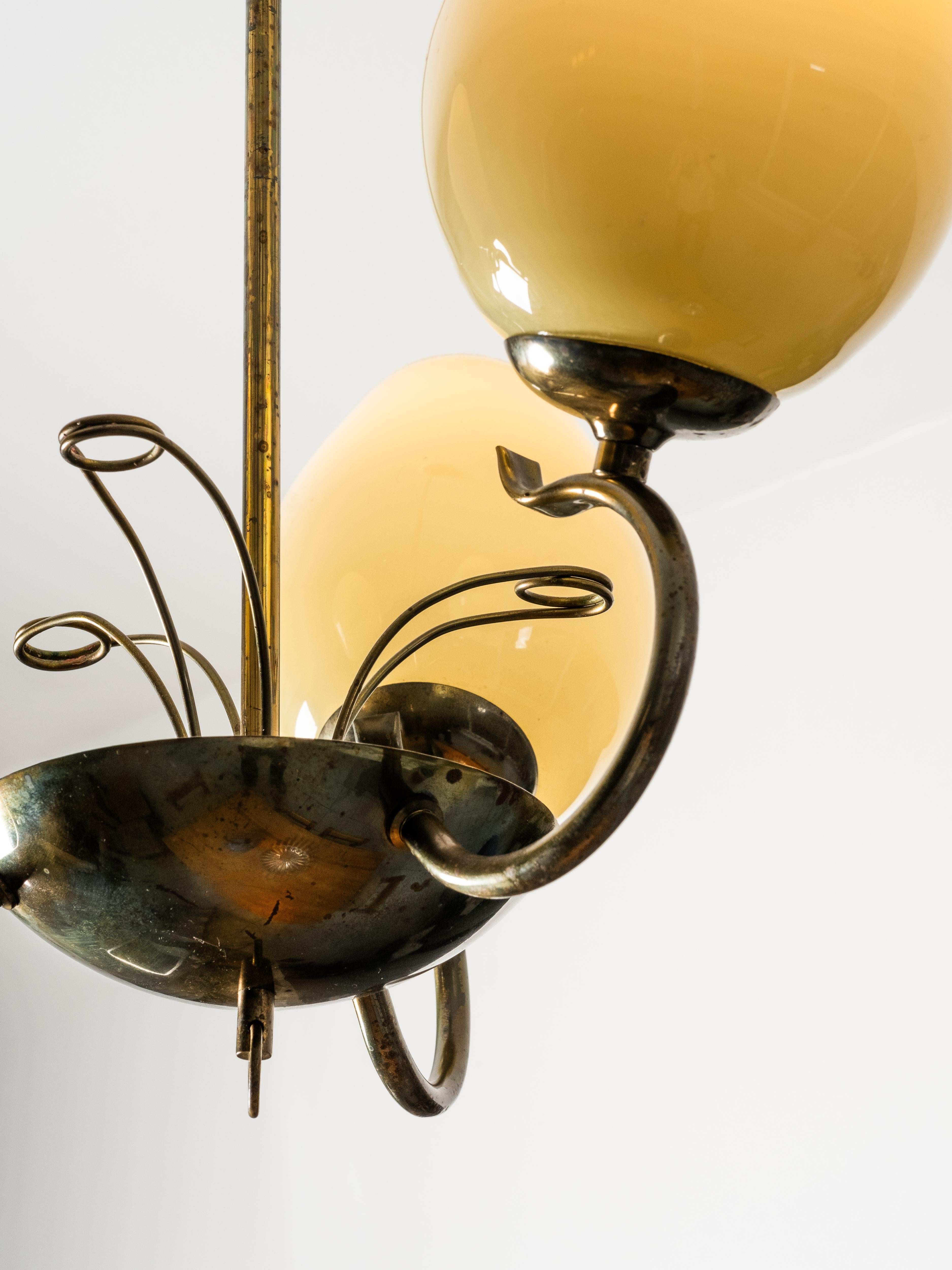 Finlandese Lampadario in vetro opalino e ottone di Sievä, Finlandia, anni '50 in vendita