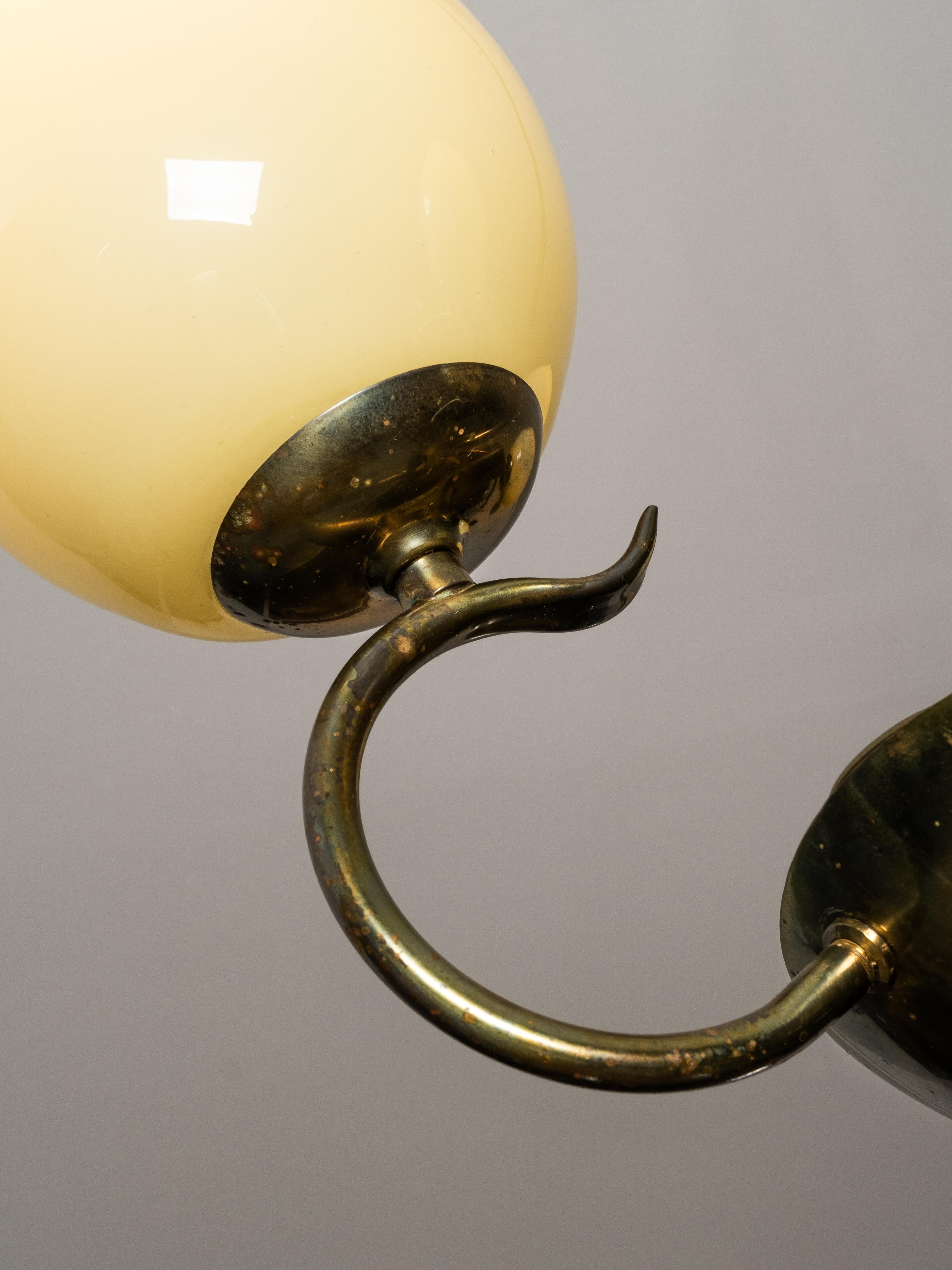 Lampadario in vetro opalino e ottone di Sievä, Finlandia, anni '50 In condizioni buone in vendita a Karis, Nyland