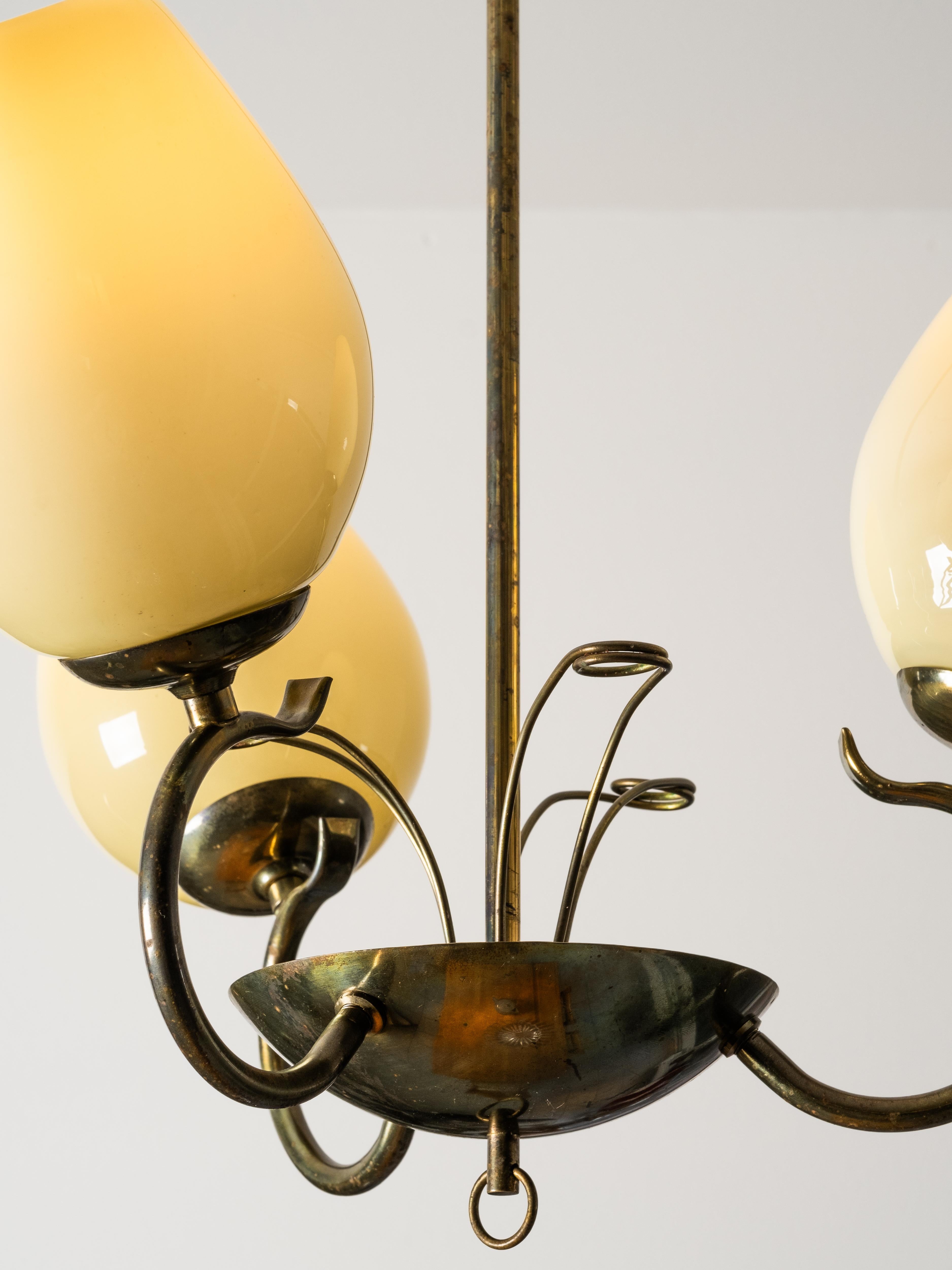Metà XX secolo Lampadario in vetro opalino e ottone di Sievä, Finlandia, anni '50 in vendita