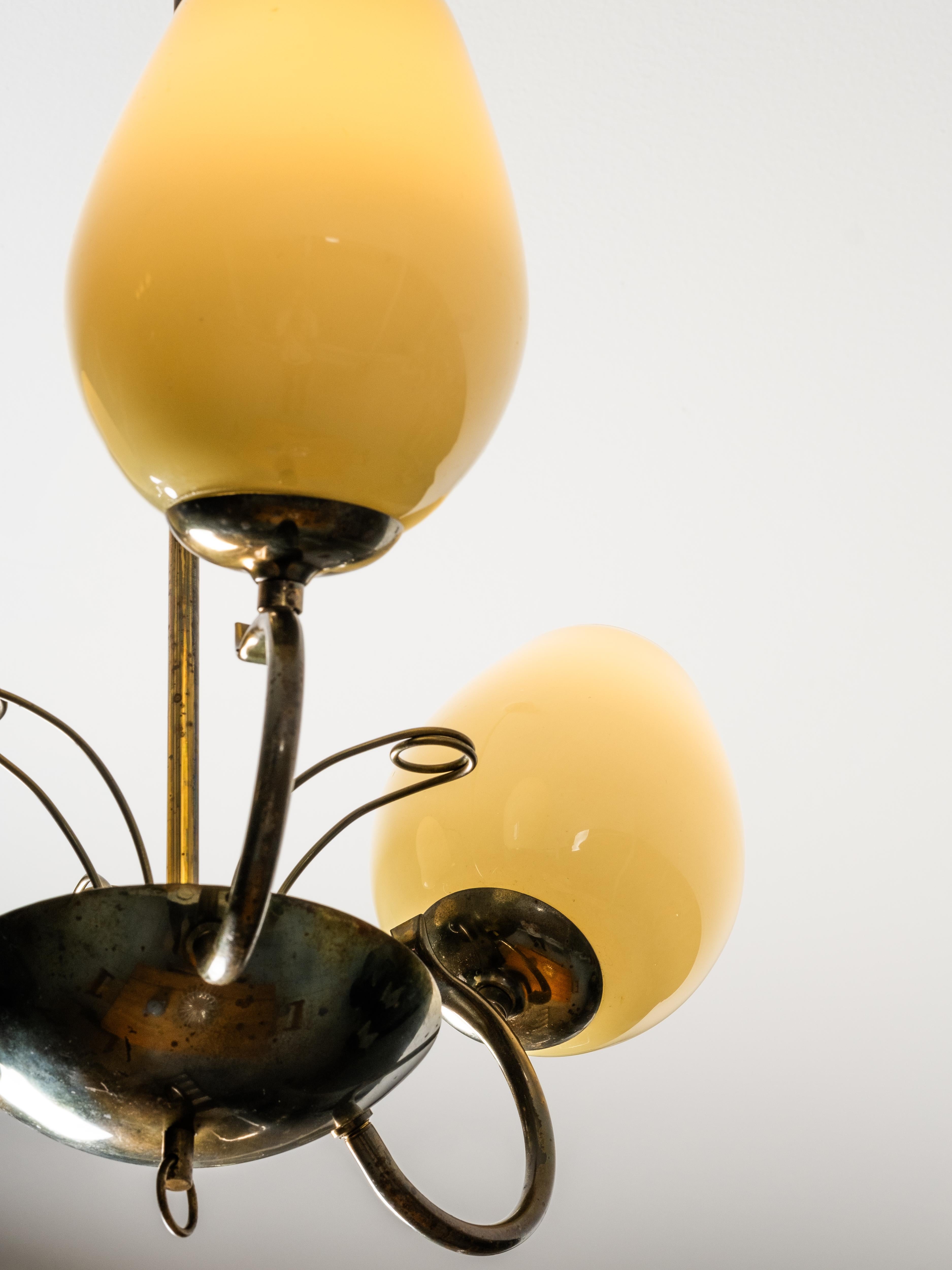 Ottone Lampadario in vetro opalino e ottone di Sievä, Finlandia, anni '50 in vendita