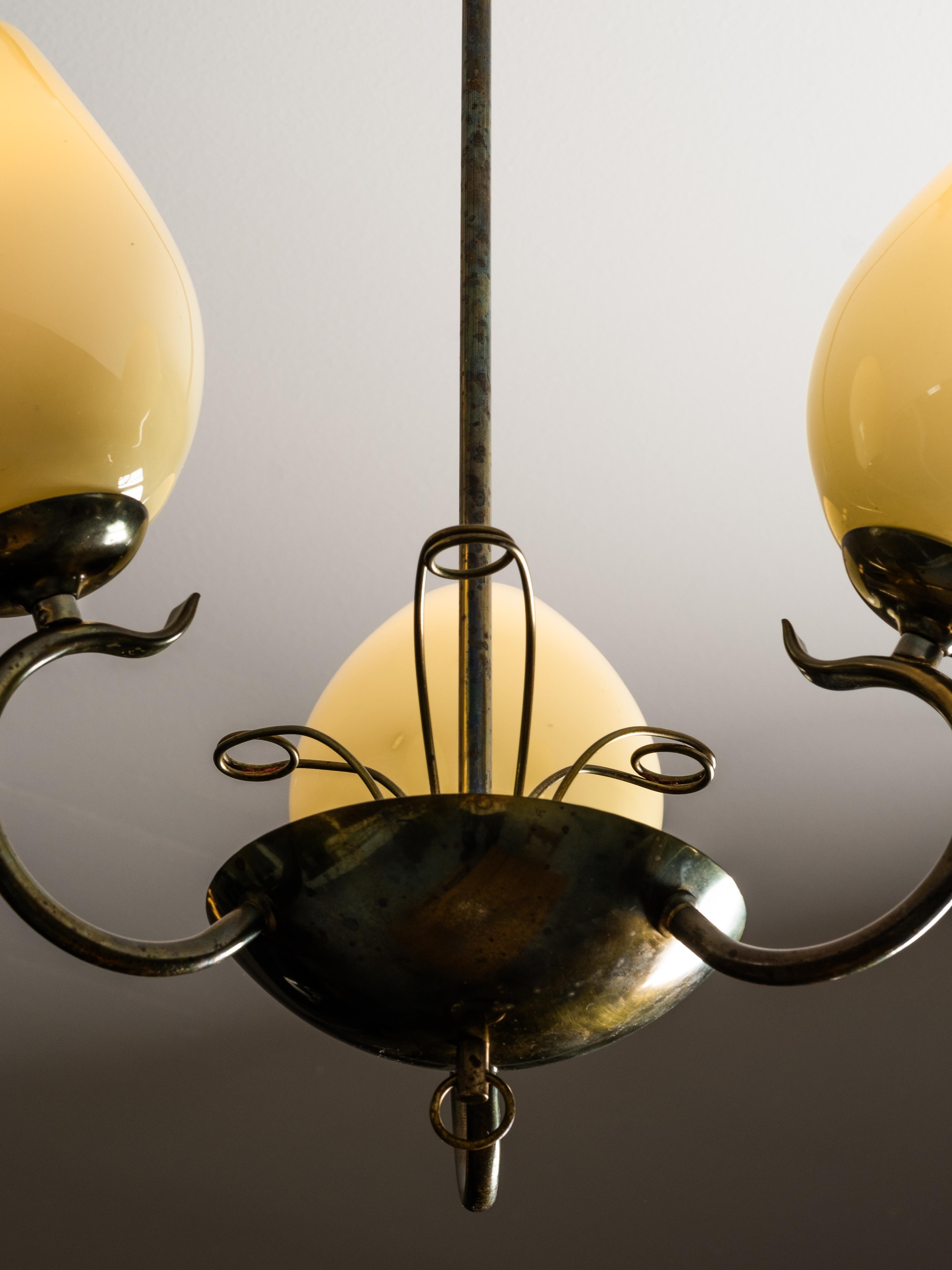 Lampadario in vetro opalino e ottone di Sievä, Finlandia, anni '50 in vendita 1