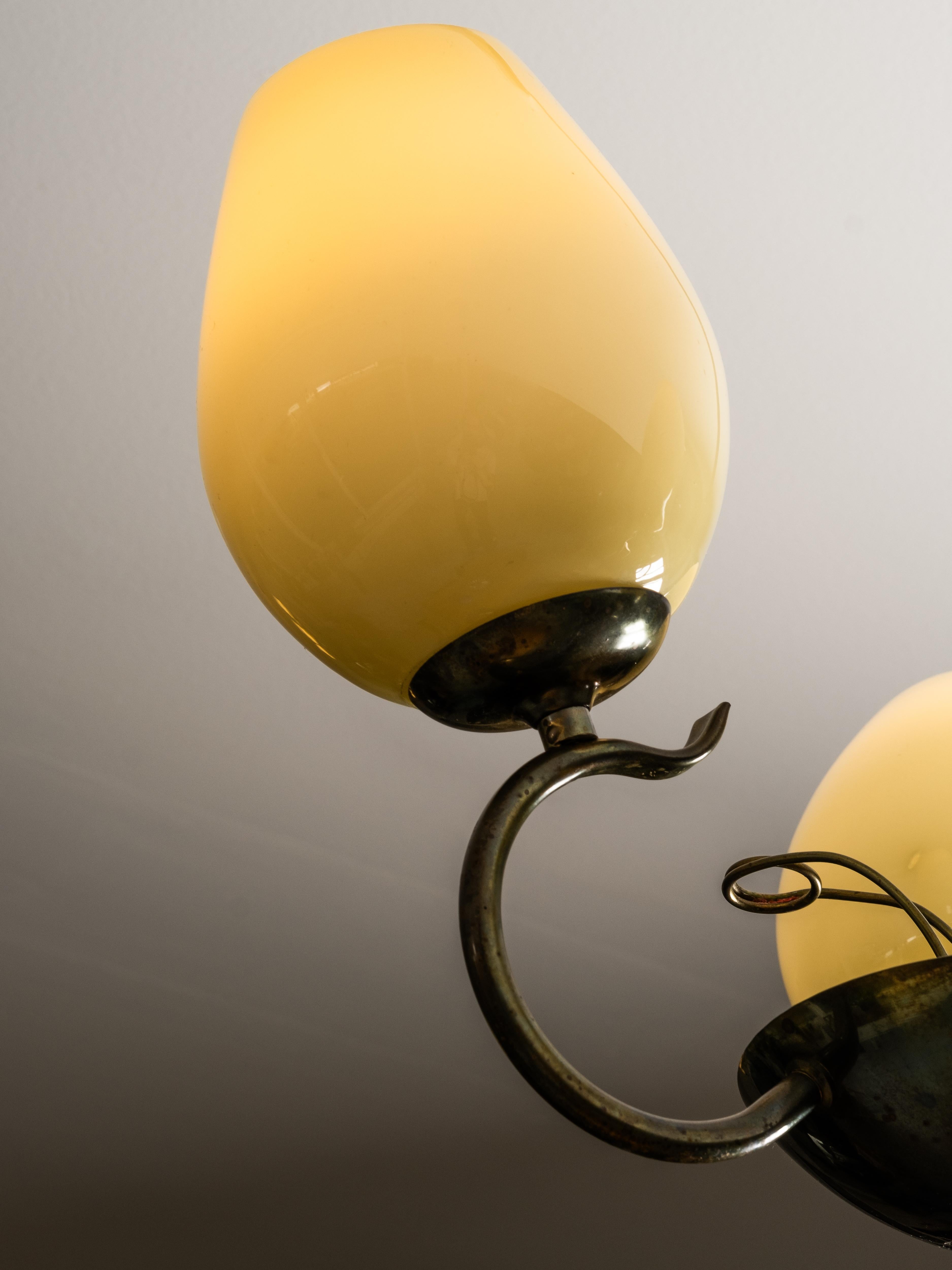 Lampadario in vetro opalino e ottone di Sievä, Finlandia, anni '50 in vendita 2