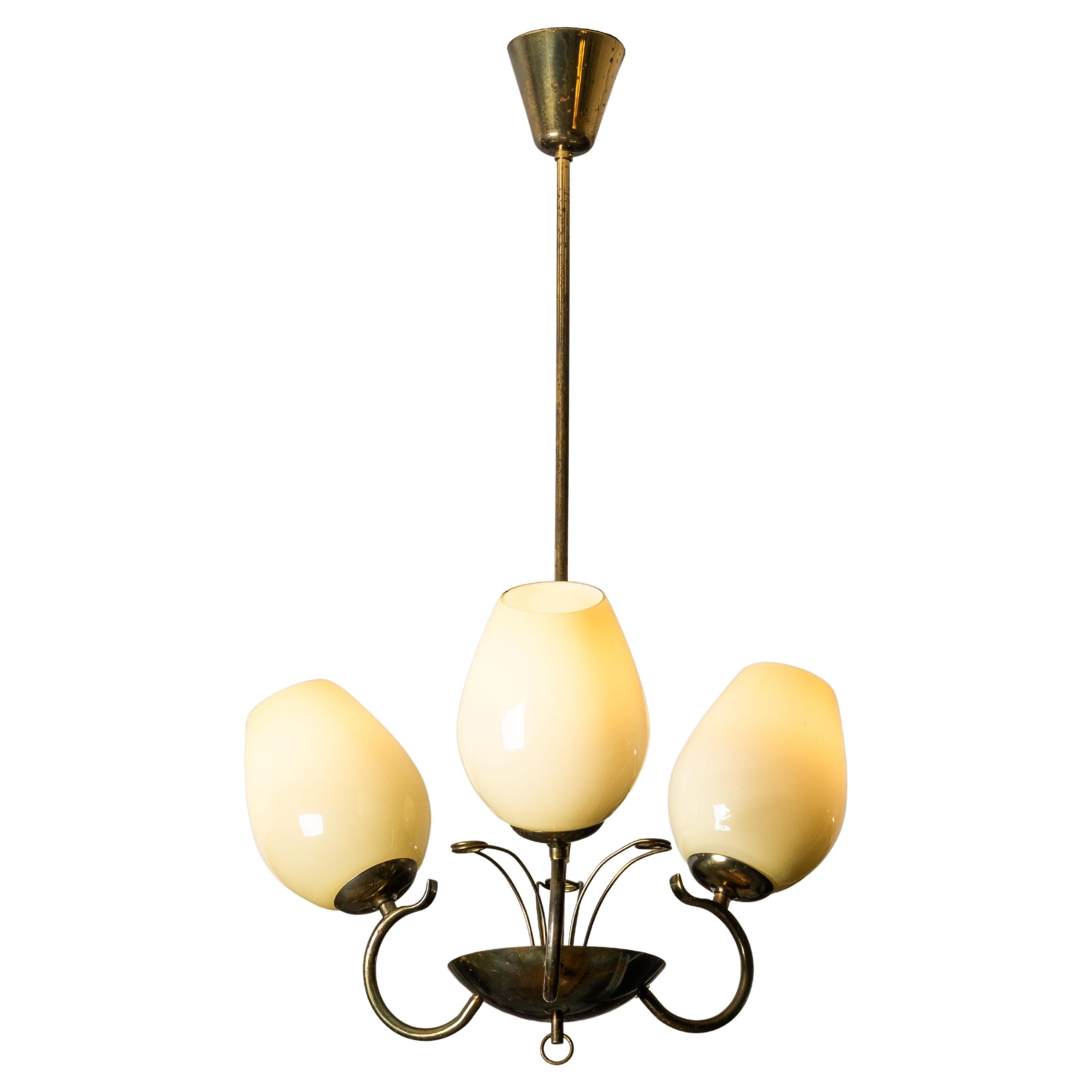 Lampadario in vetro opalino e ottone di Sievä, Finlandia, anni '50