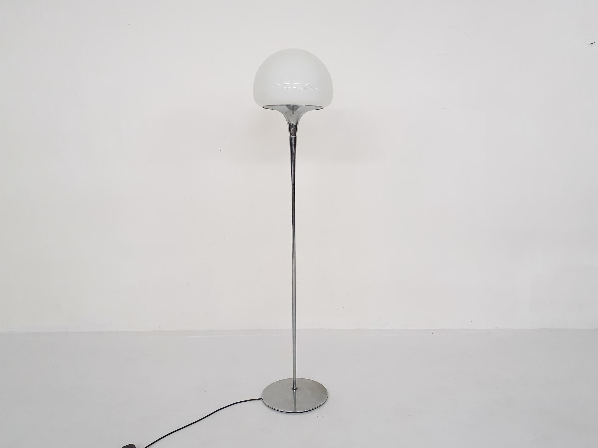 Opaline Glass and Chrome Floor Lamp by Goffredo Reggiani, Italy 1960's In Good Condition For Sale In Amsterdam, NL