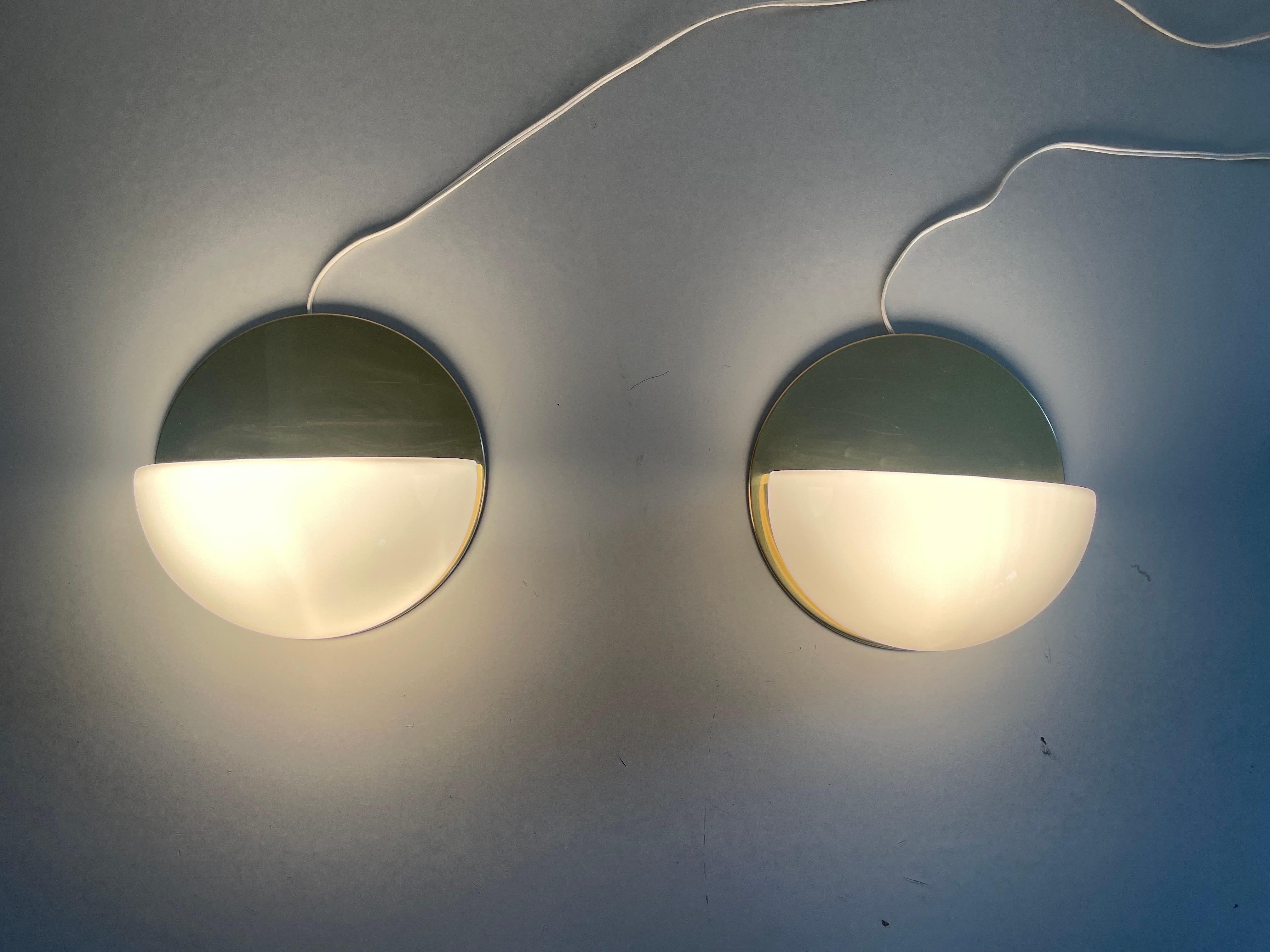 Opalglas und poliertes Messing Rundes Wandleuchterpaar, 1960er Jahre, Deutschland im Angebot 5