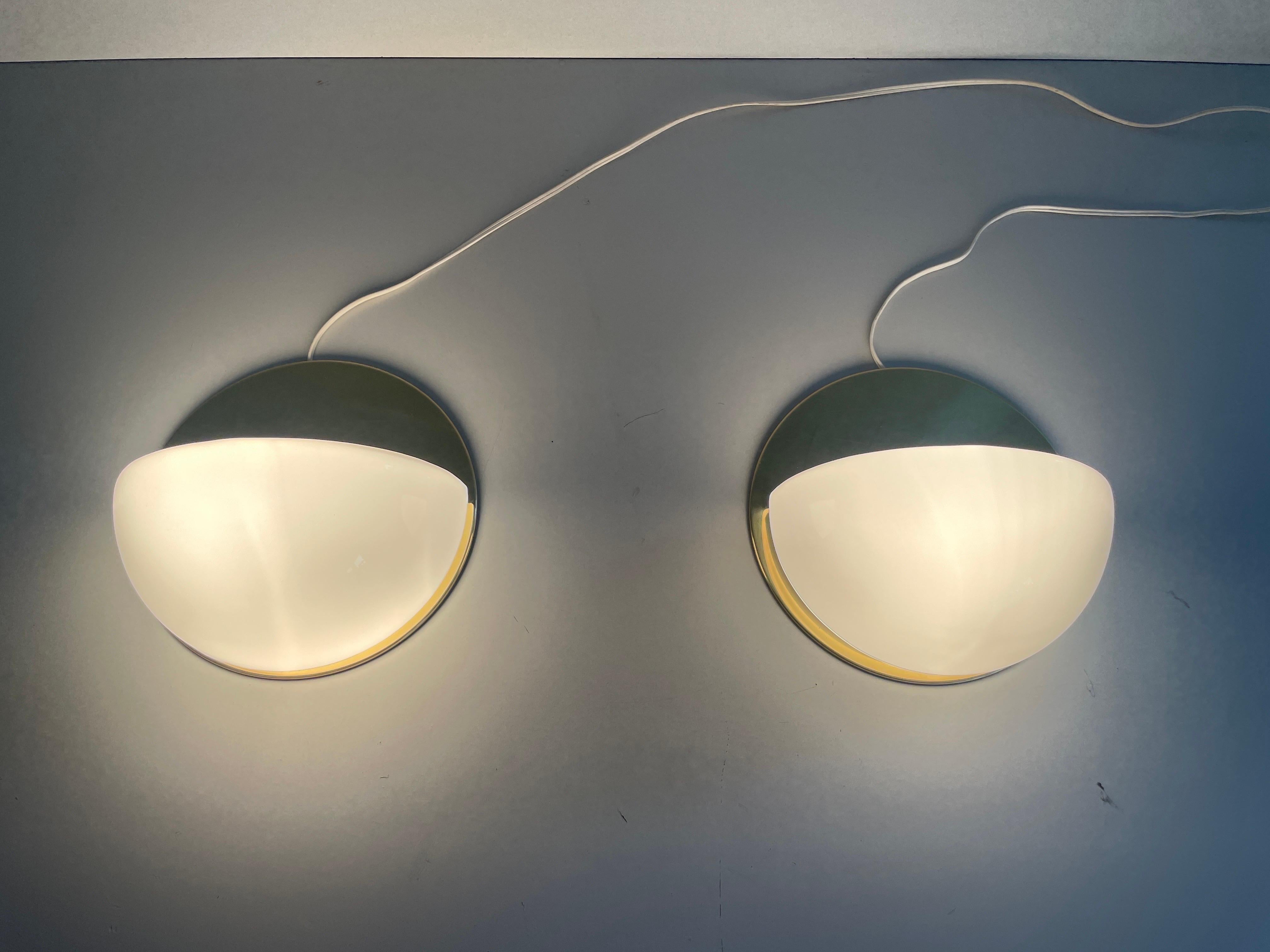 Opalglas und poliertes Messing Rundes Wandleuchterpaar, 1960er Jahre, Deutschland im Angebot 6