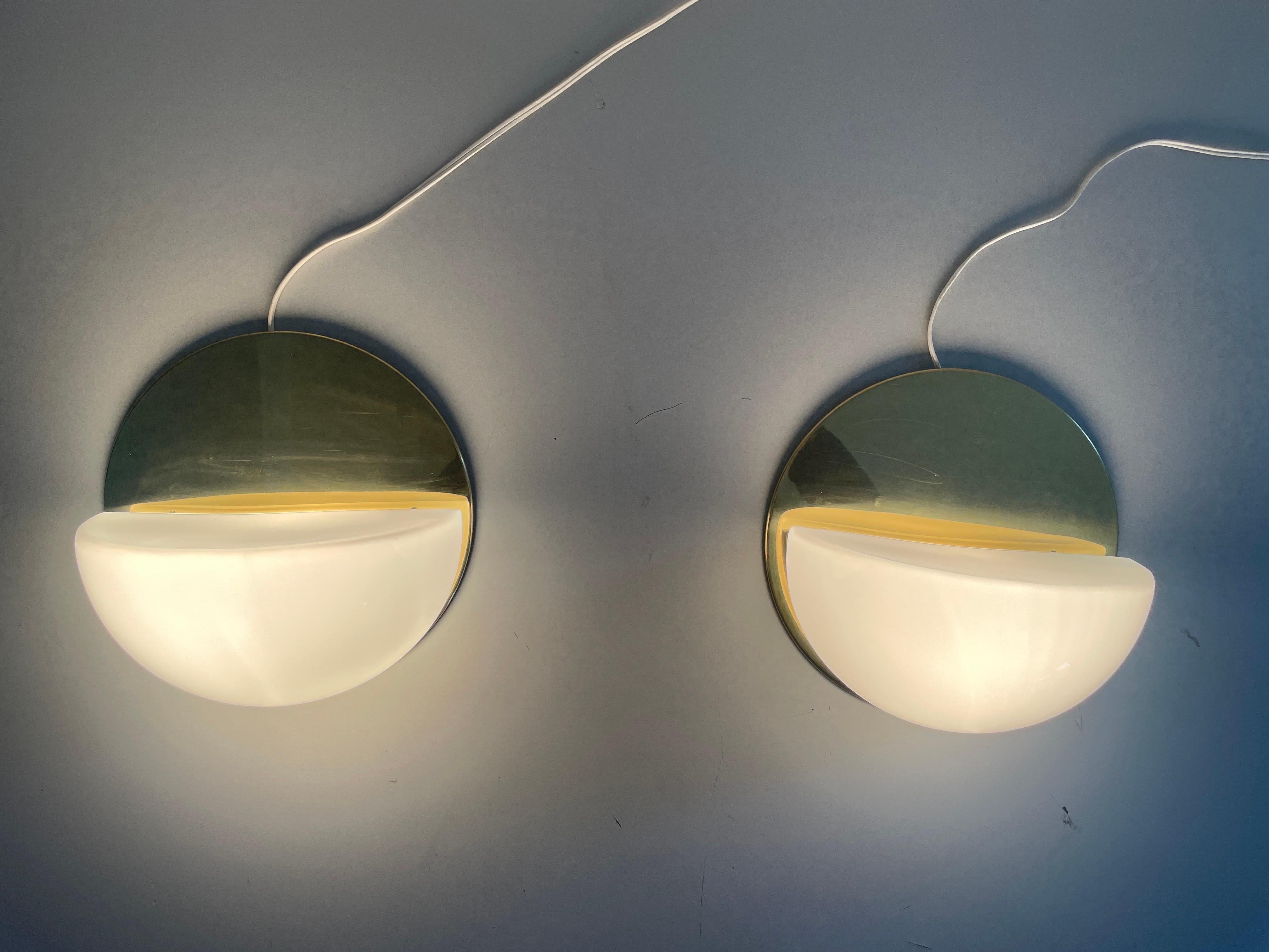 Opalglas und poliertes Messing Rundes Wandleuchterpaar, 1960er Jahre, Deutschland im Angebot 7