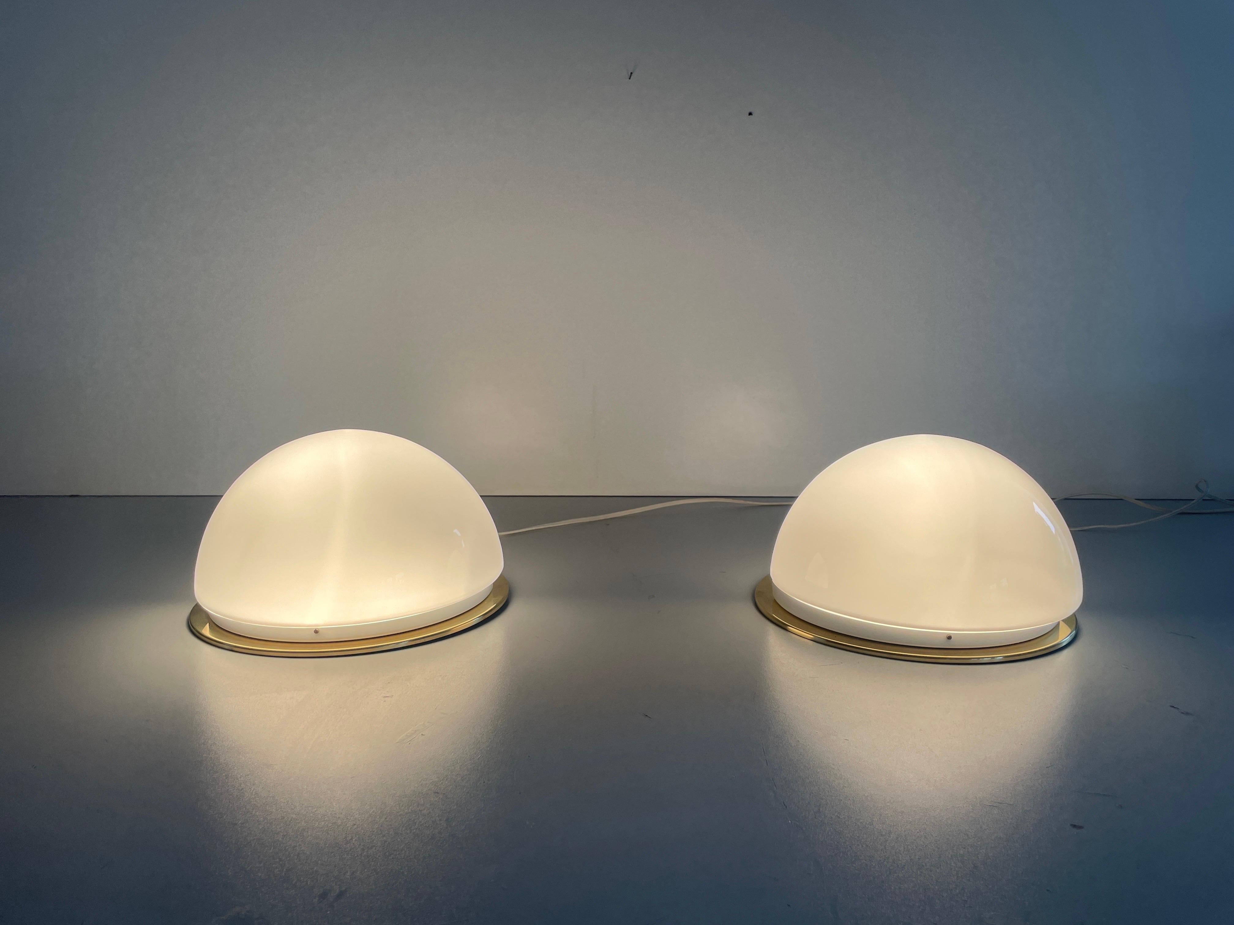 Opalglas und poliertes Messing Rundes Wandleuchterpaar, 1960er Jahre, Deutschland im Angebot 8