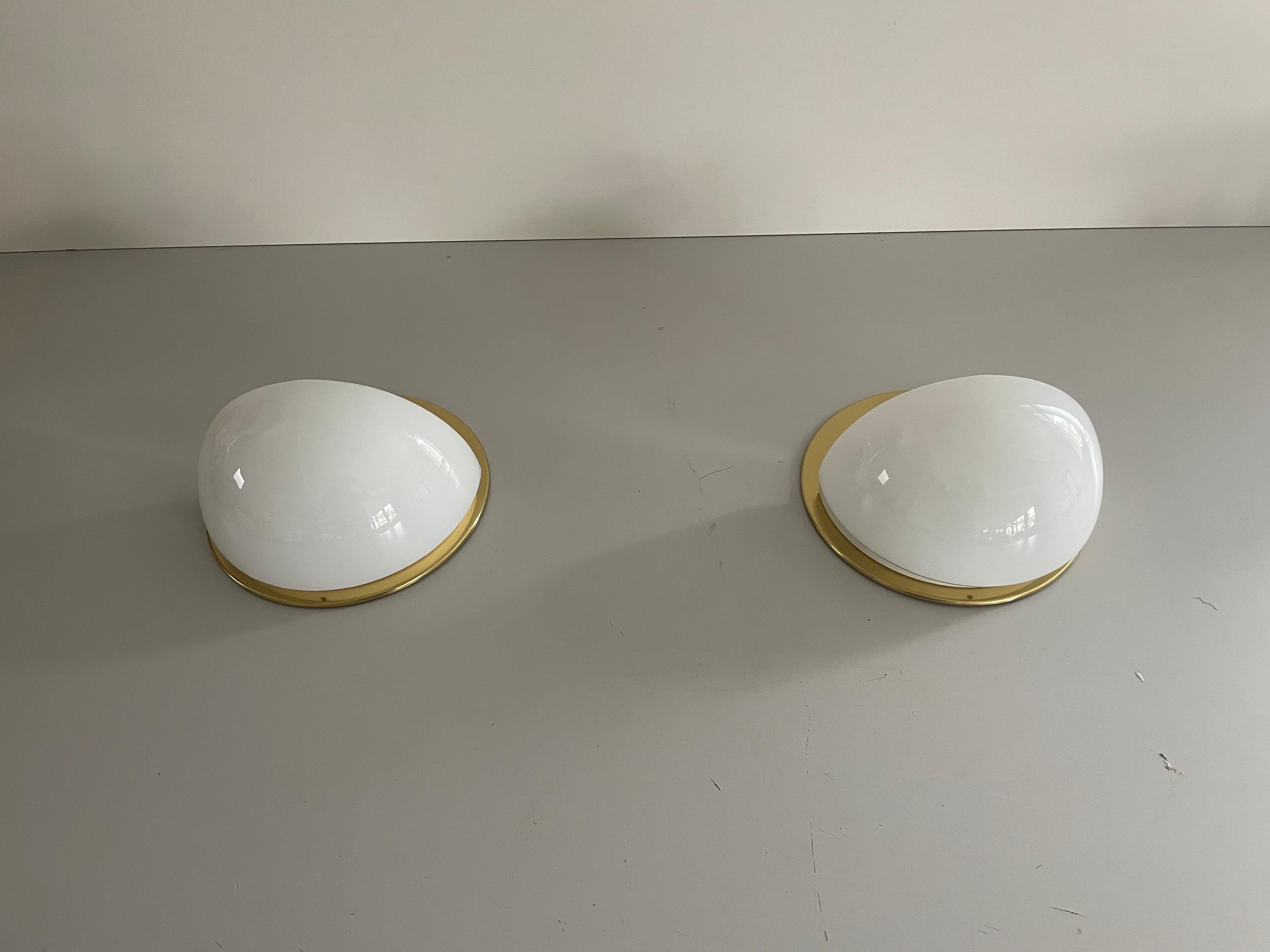 Opalglas und poliertes Messing Rundes Wandleuchterpaar, 1960er Jahre, Deutschland (Moderne der Mitte des Jahrhunderts) im Angebot