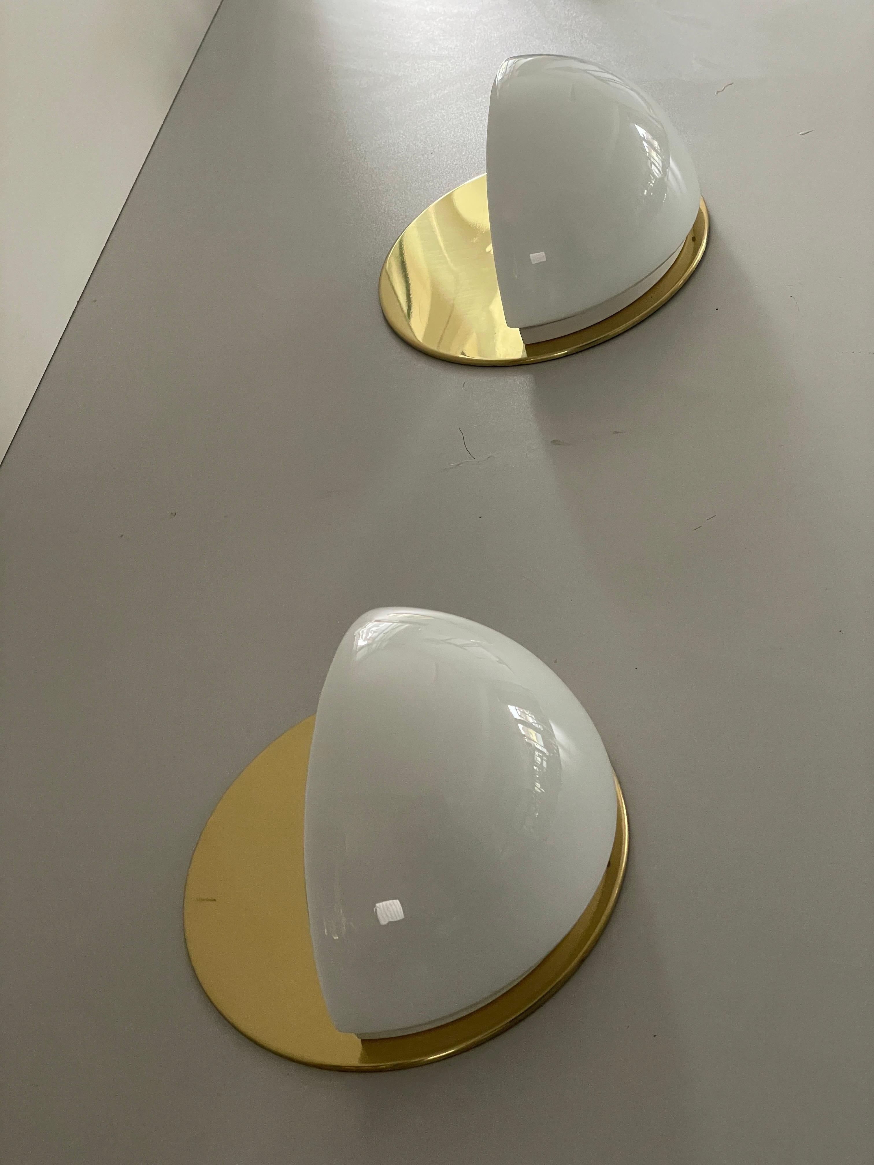 Opalglas und poliertes Messing Rundes Wandleuchterpaar, 1960er Jahre, Deutschland im Zustand „Hervorragend“ im Angebot in Hagenbach, DE