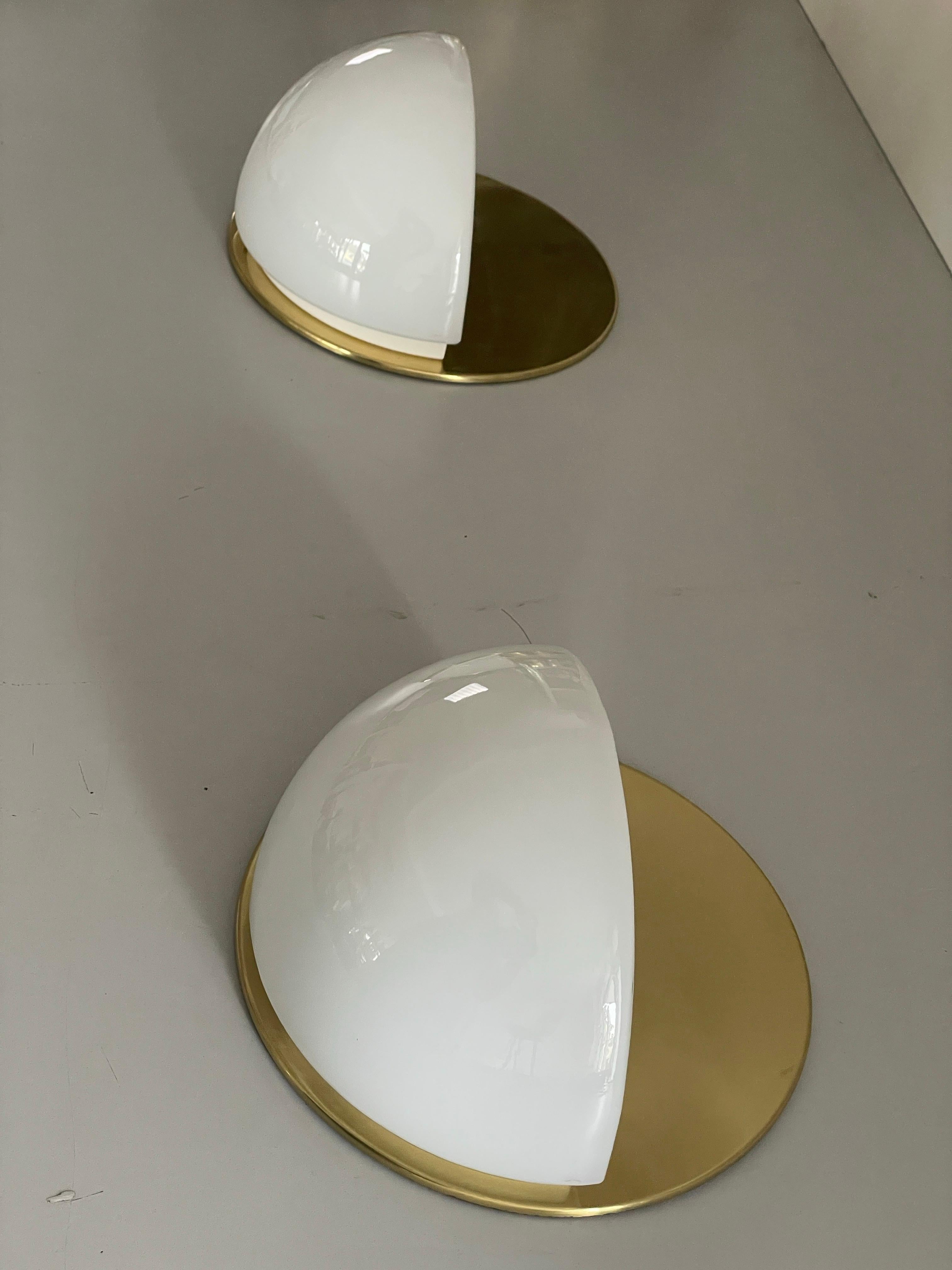 Opalglas und poliertes Messing Rundes Wandleuchterpaar, 1960er Jahre, Deutschland (Mitte des 20. Jahrhunderts) im Angebot