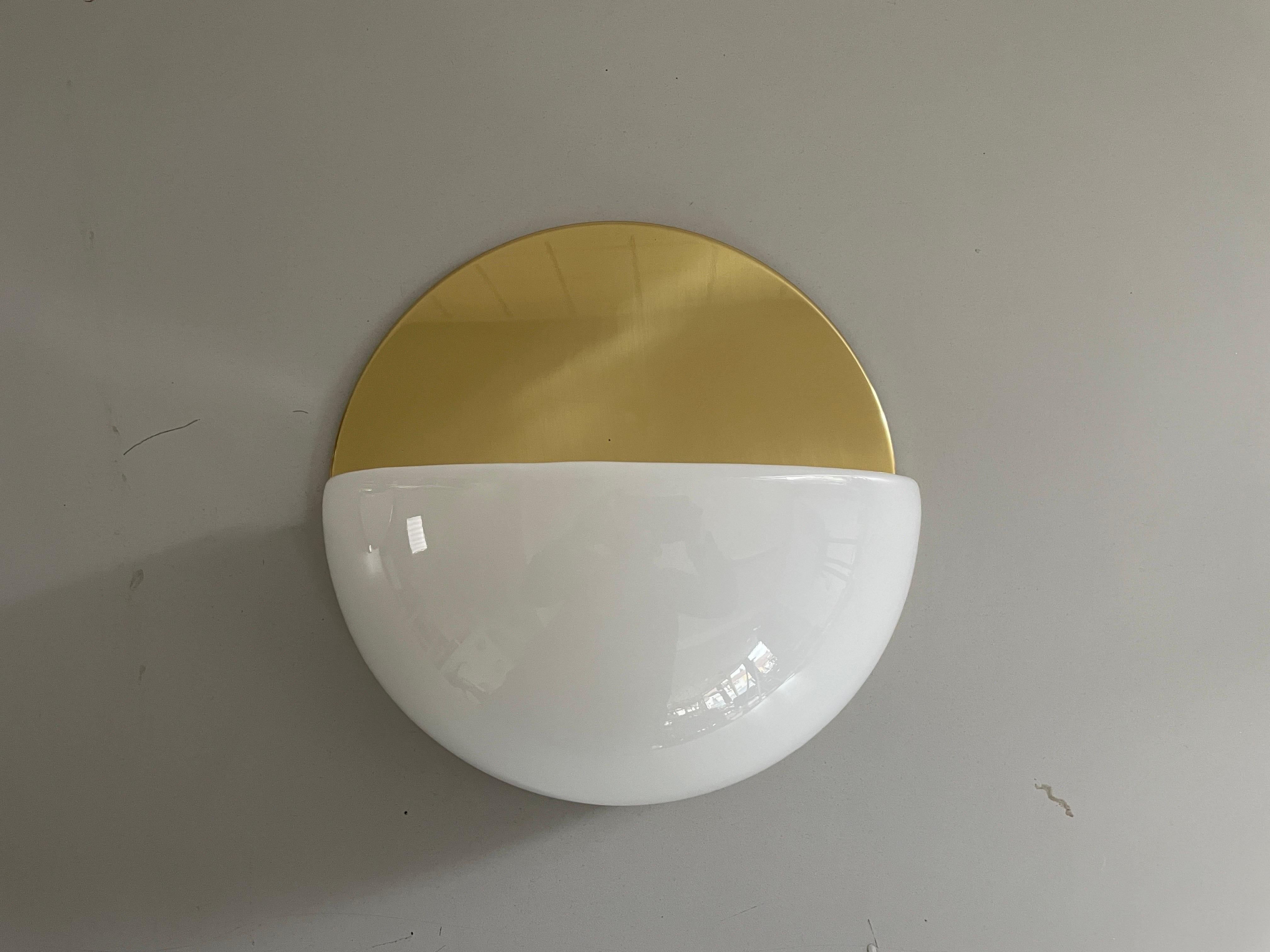 Opalglas und poliertes Messing Rundes Wandleuchterpaar, 1960er Jahre, Deutschland im Angebot 1