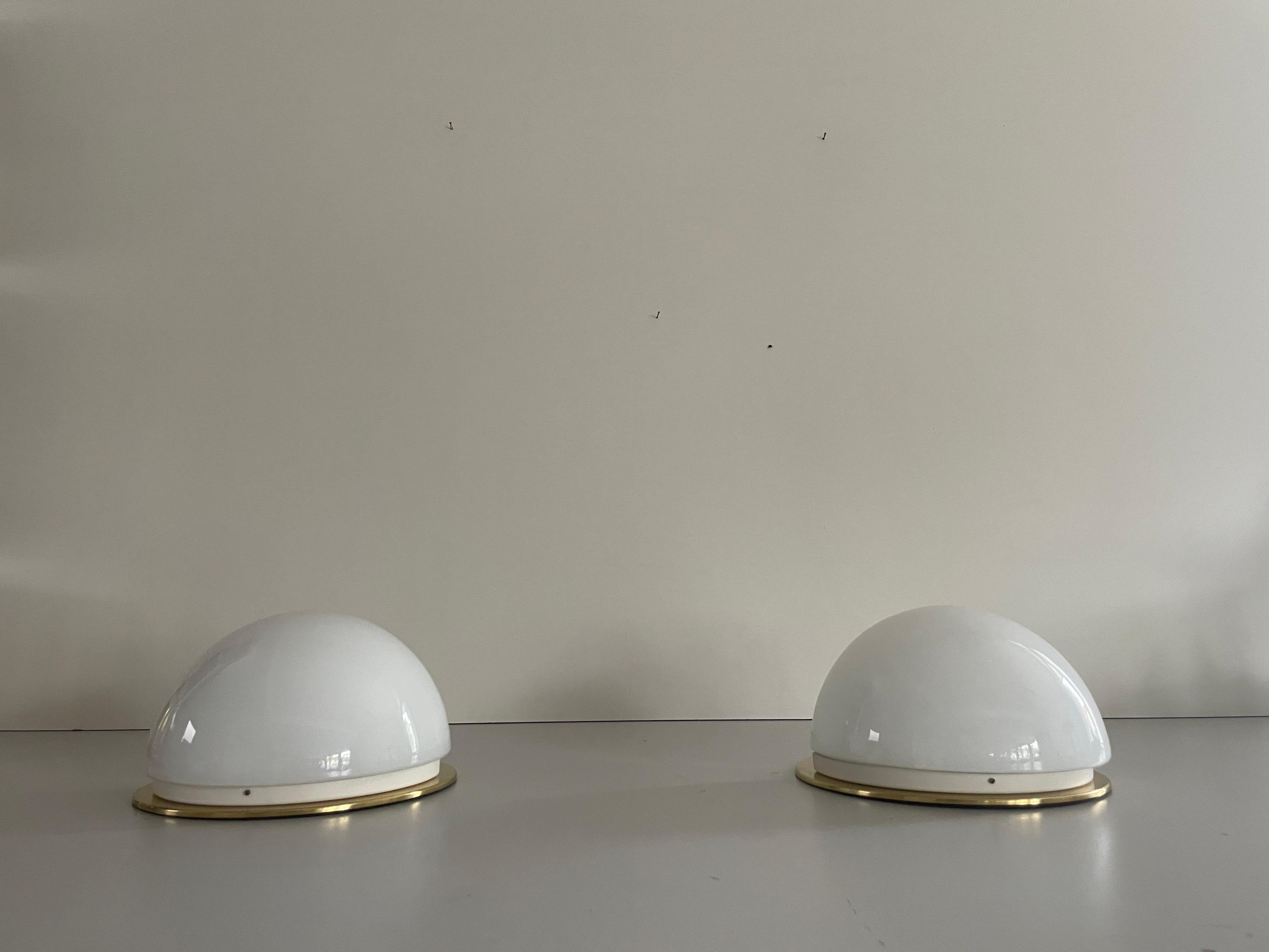 Opalglas und poliertes Messing Rundes Wandleuchterpaar, 1960er Jahre, Deutschland im Angebot 2