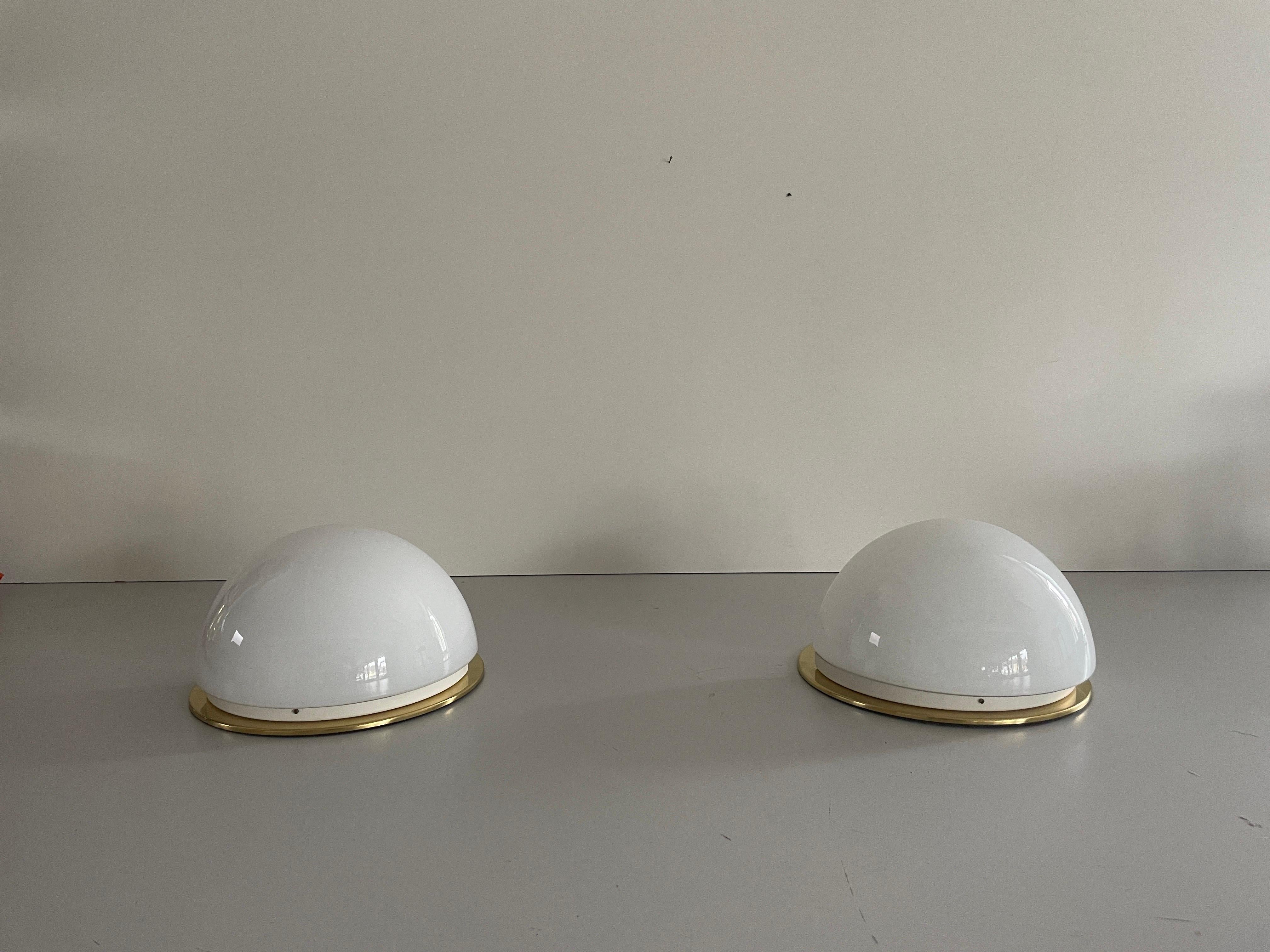 Opalglas und poliertes Messing Rundes Wandleuchterpaar, 1960er Jahre, Deutschland im Angebot 3