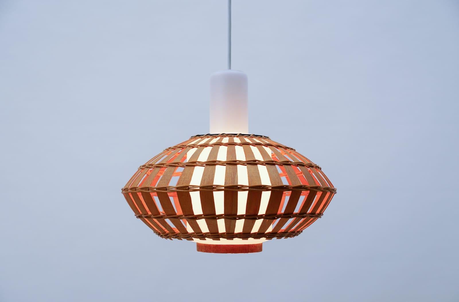Opaline glass and wicker ceiling lamp, 1960s.

Fully functional.

With an E27 socket. Works with 220V and 110V.

Wiring is suitable for all countries.