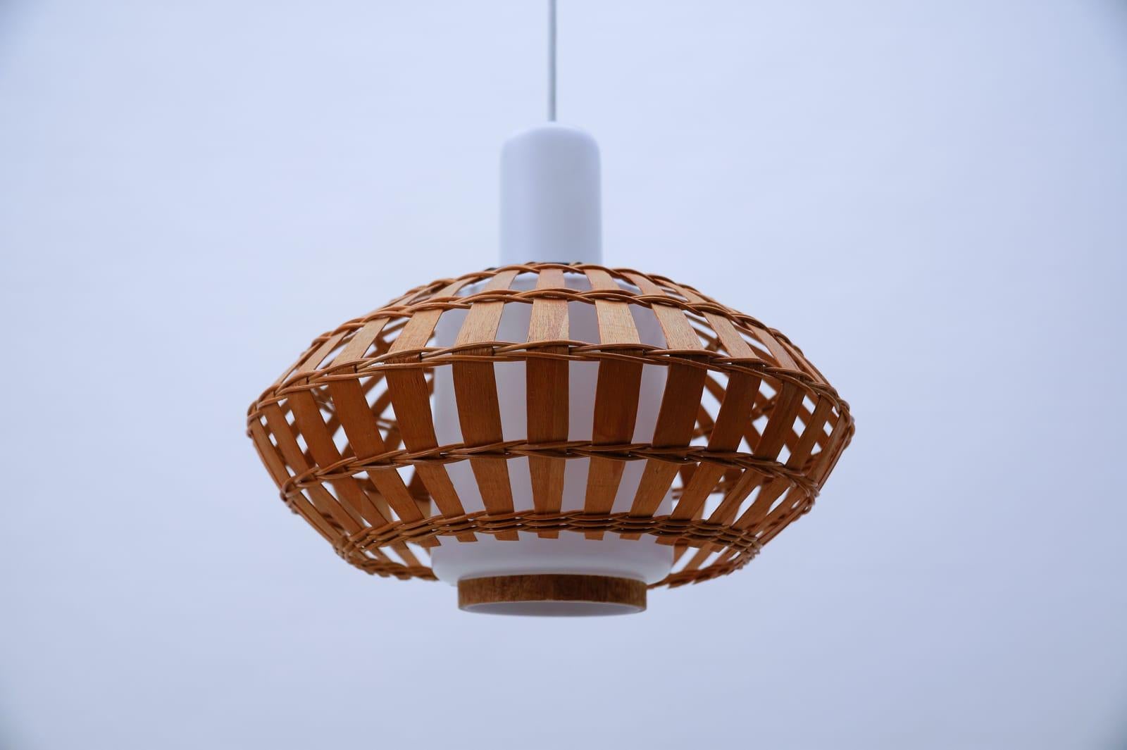 Opaline Glass and Wicker Ceiling Lamp, 1960s In Good Condition For Sale In Nürnberg, Bayern