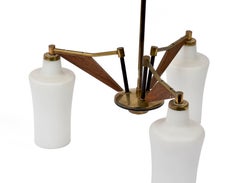 Lampadario italiano in vetro opalino, ottone e teak attribuito a Stilnovo, anni '60