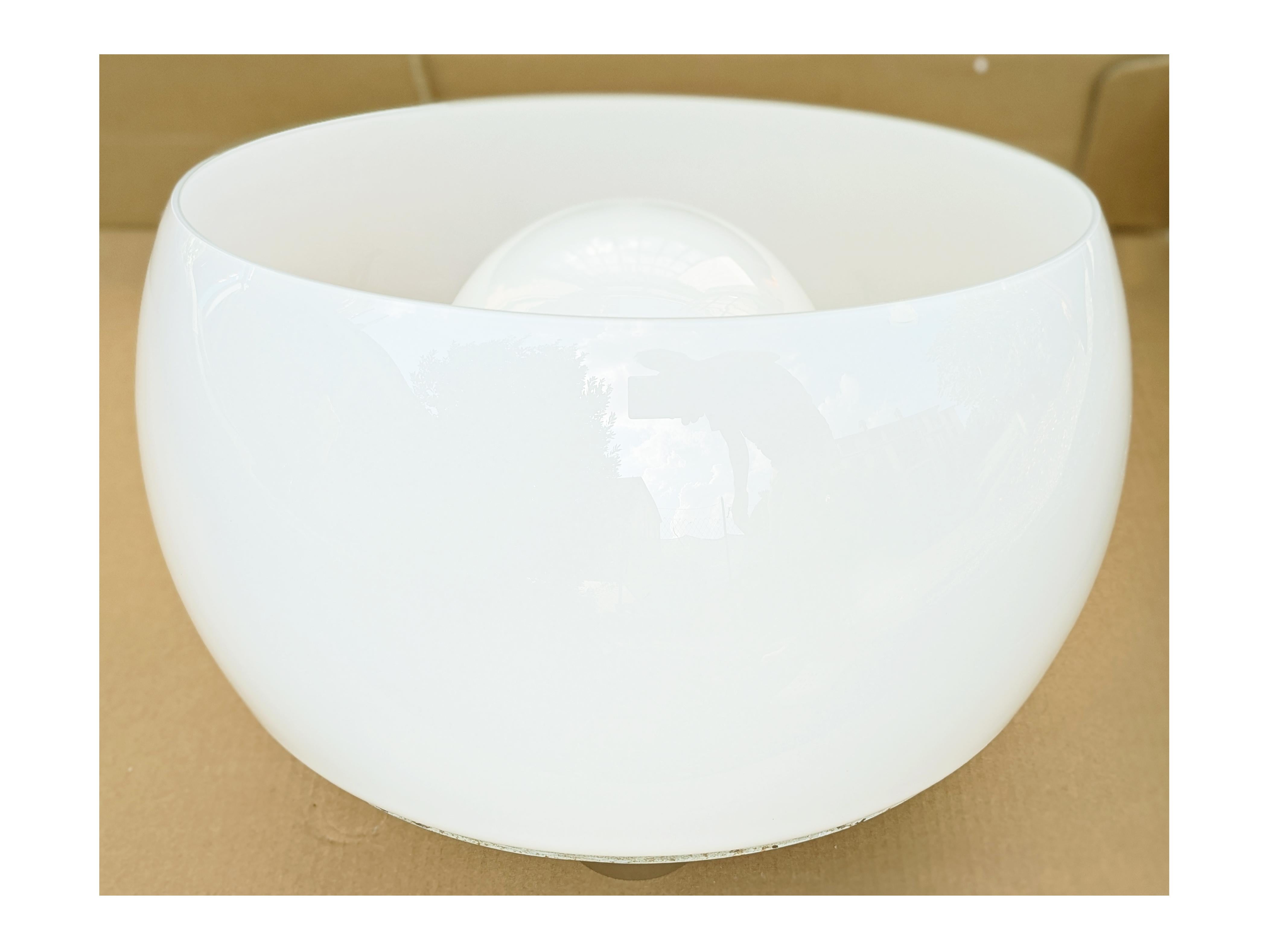 Lámpara de techo Omega de vidrio opalino y latón de Vico Magistretti para Artemide, años 60 en venta 4