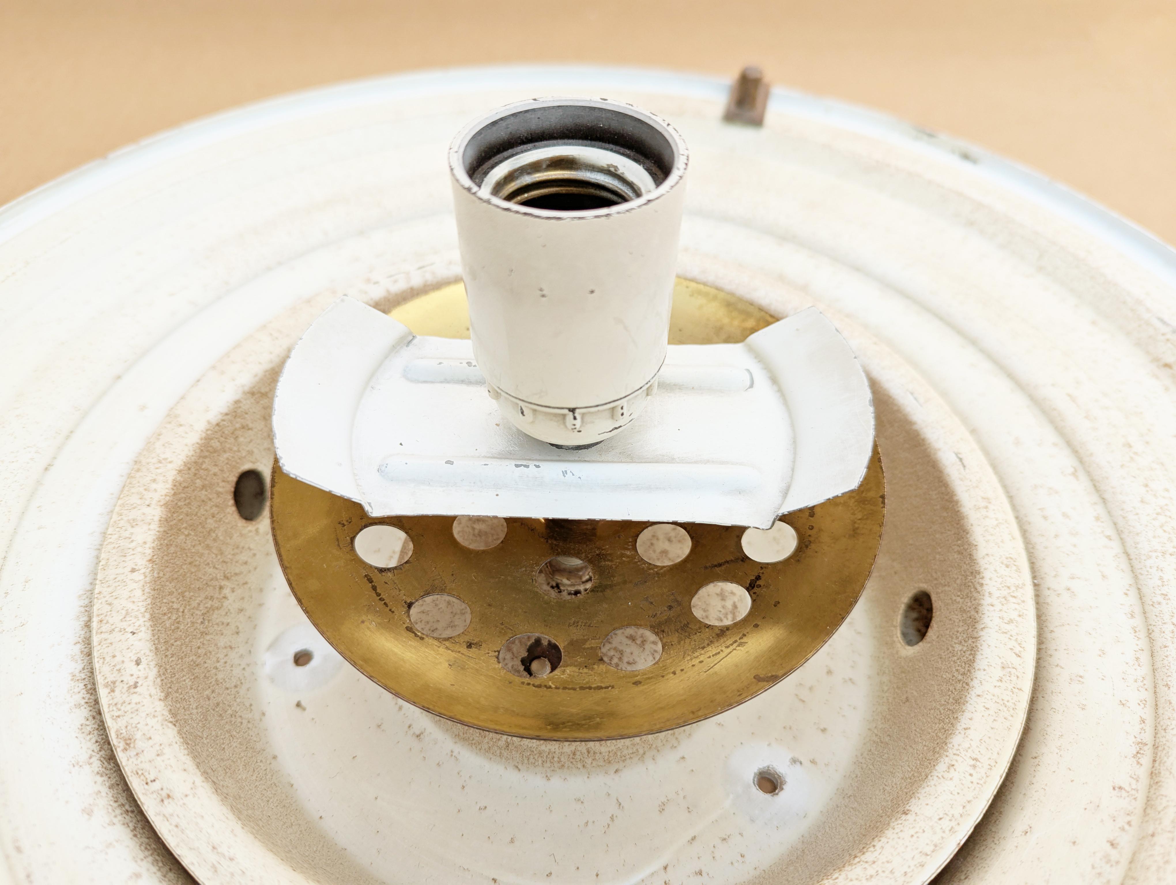 Lámpara de techo Omega de vidrio opalino y latón de Vico Magistretti para Artemide, años 60 en venta 6