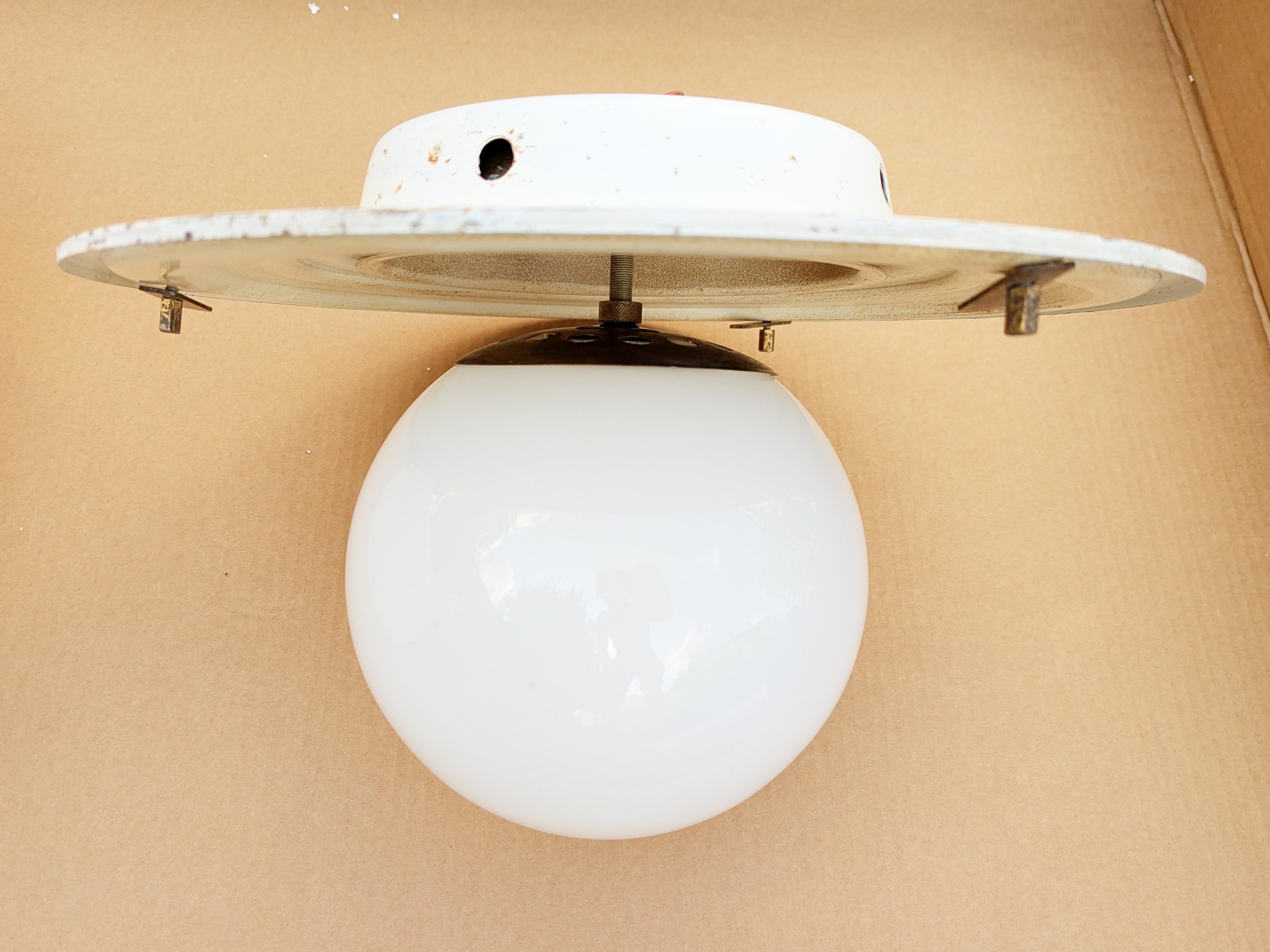Lámpara de techo Omega de vidrio opalino y latón de Vico Magistretti para Artemide, años 60 en venta 7