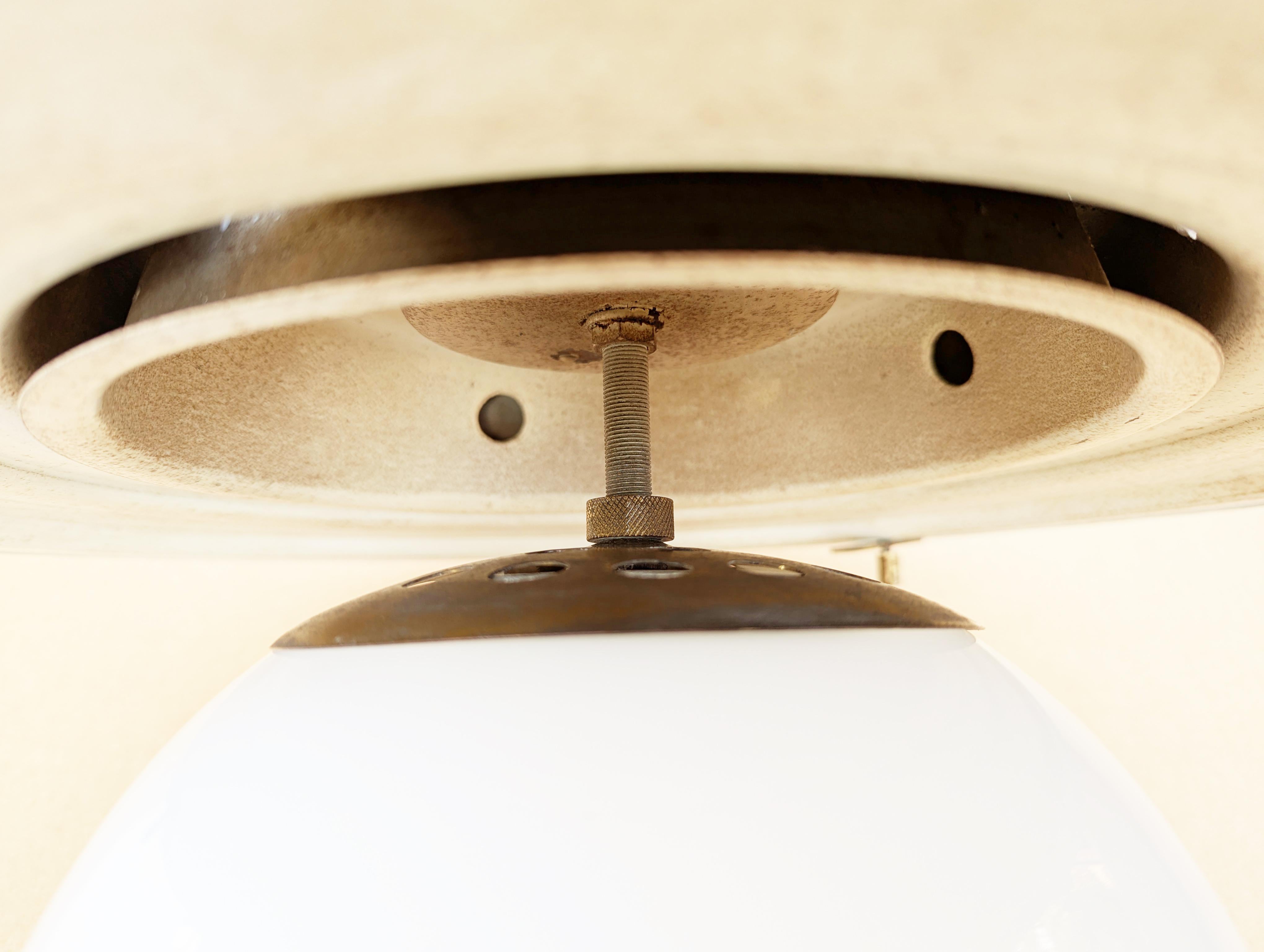 Lámpara de techo Omega de vidrio opalino y latón de Vico Magistretti para Artemide, años 60 en venta 8
