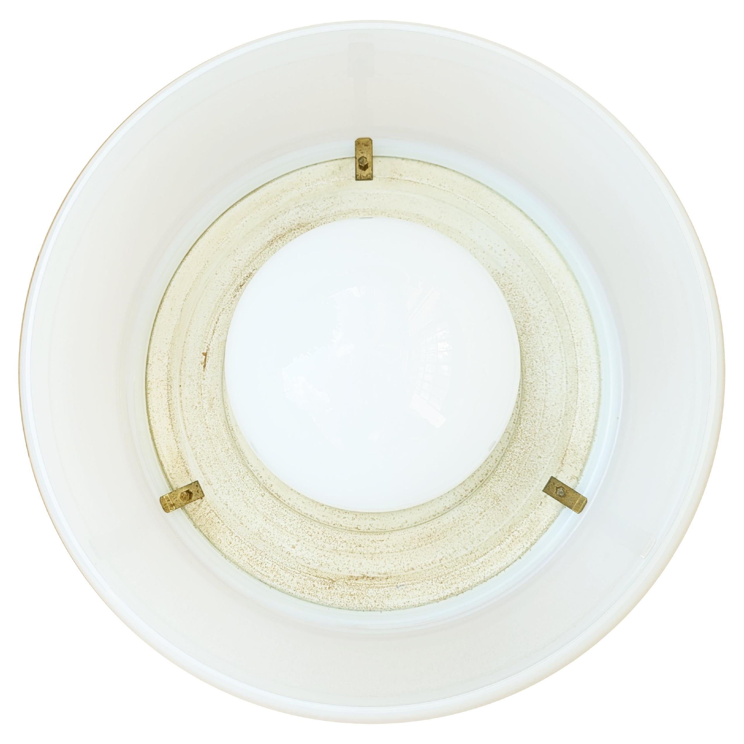 Lámpara de techo Omega de vidrio opalino y latón de Vico Magistretti para Artemide, años 60 Era espacial en venta