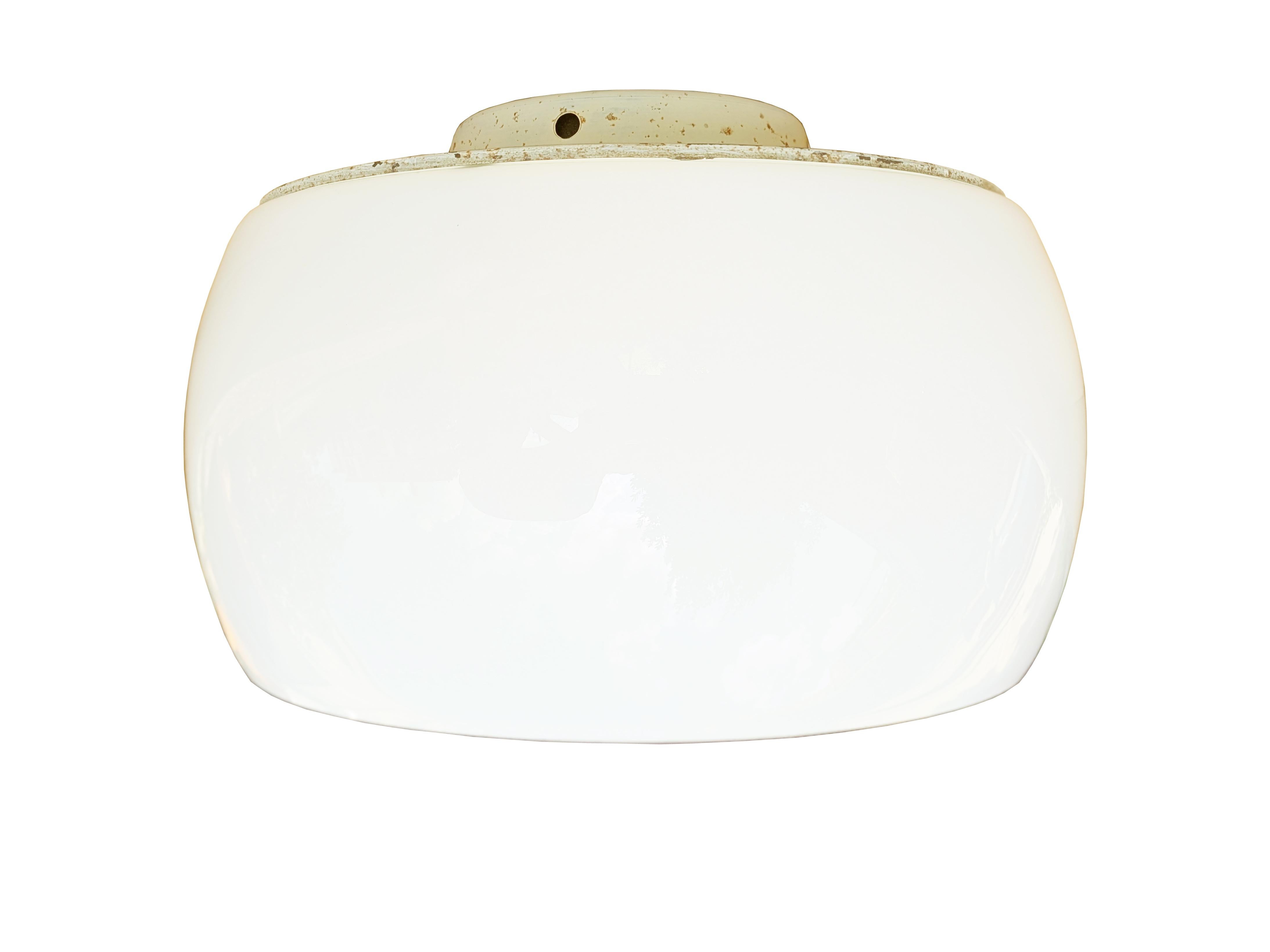 Lámpara de techo Omega de vidrio opalino y latón de Vico Magistretti para Artemide, años 60 en Bueno estado para la venta en Varese, Lombardia