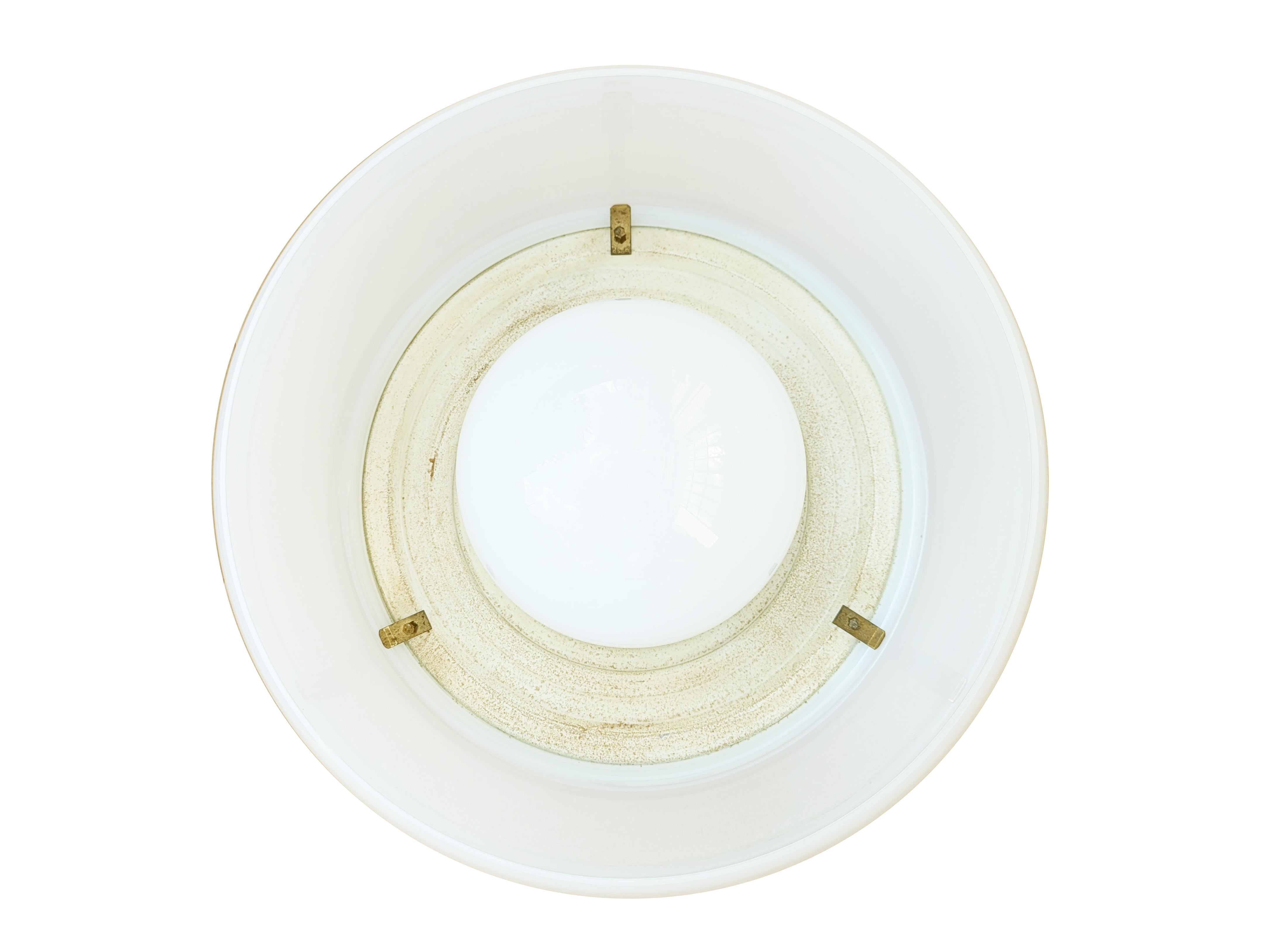 Lámpara de techo Omega de vidrio opalino y latón de Vico Magistretti para Artemide, años 60 Metal en venta
