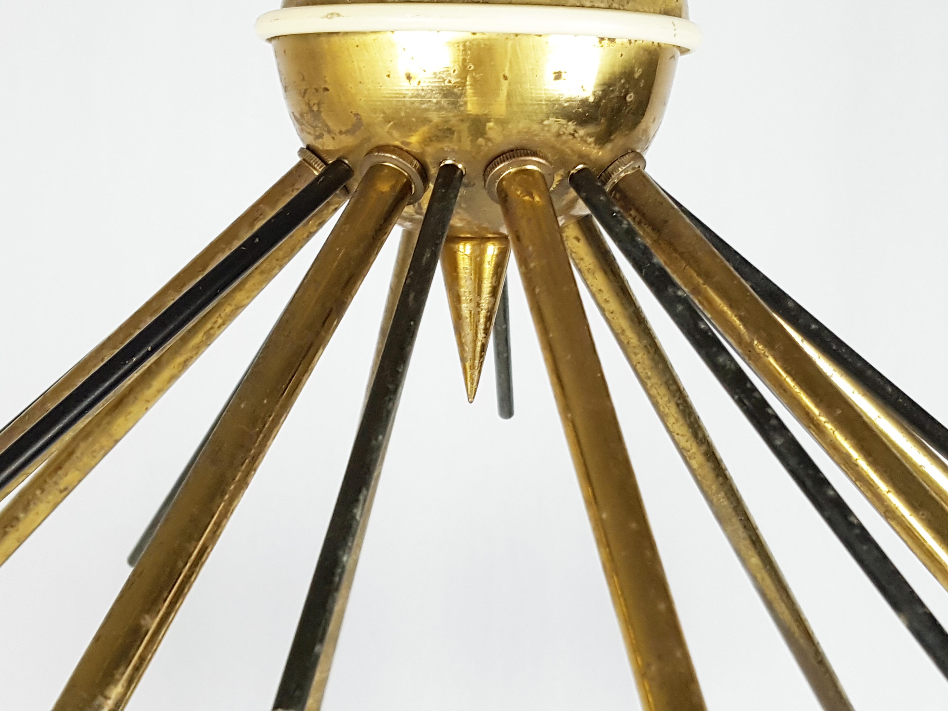 Milieu du XXe siècle Lampe suspendue à 8 lumières en verre opalin, laiton et métal peint des années 1950 en vente