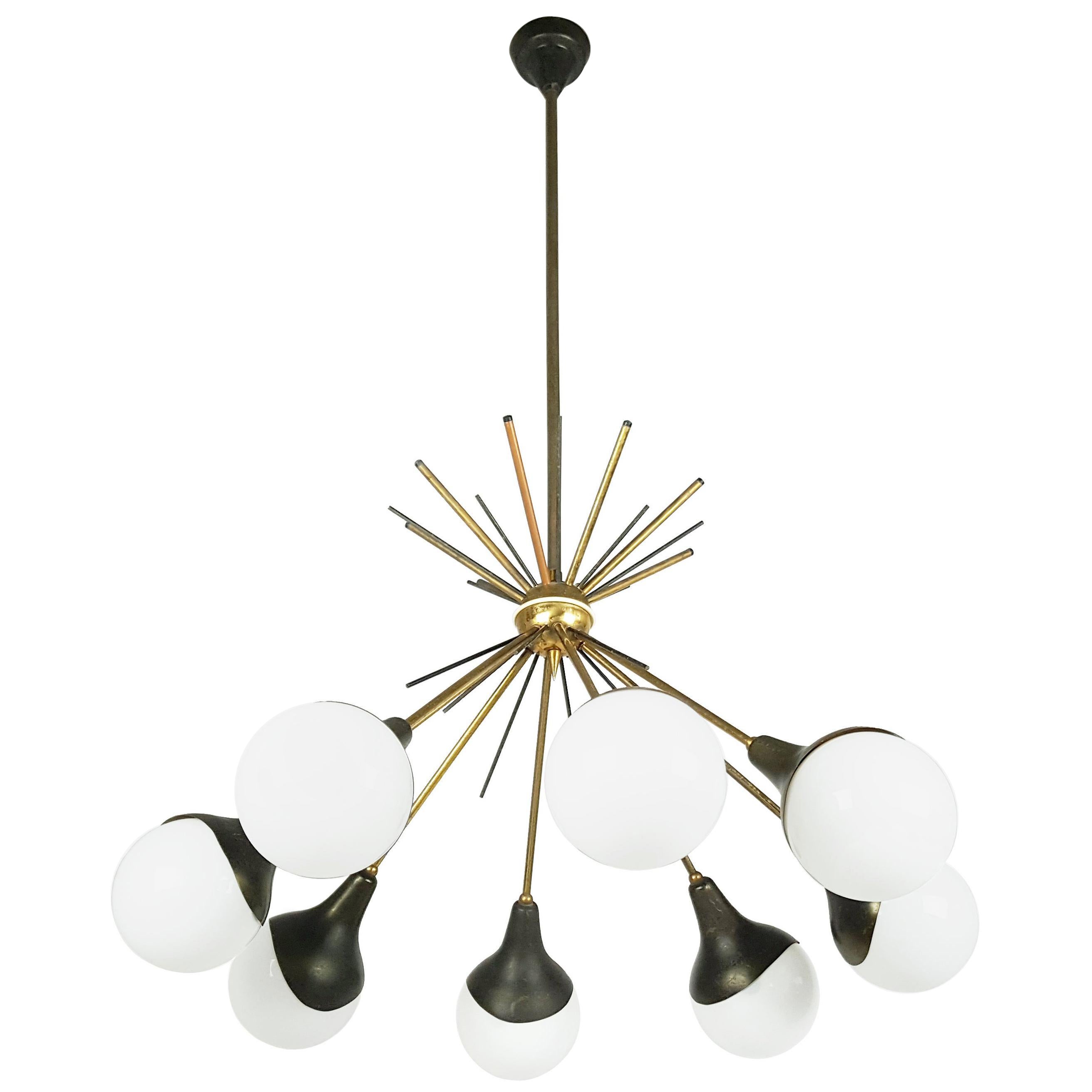 Lampada a sospensione a 8 luci in vetro opalino, ottone e metallo verniciato degli anni '50