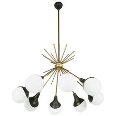 Lampada a sospensione a 8 luci in vetro opalino, ottone e metallo verniciato degli anni '50