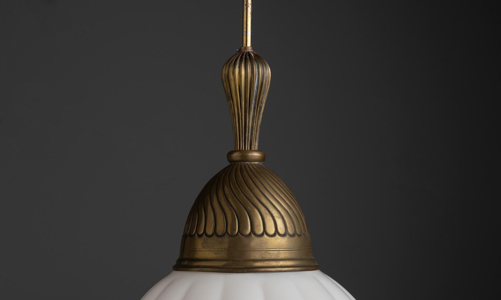 Paesi Bassi, 1920
Paralume in vetro opalino a coste con baldacchino in ottone decorato.
12