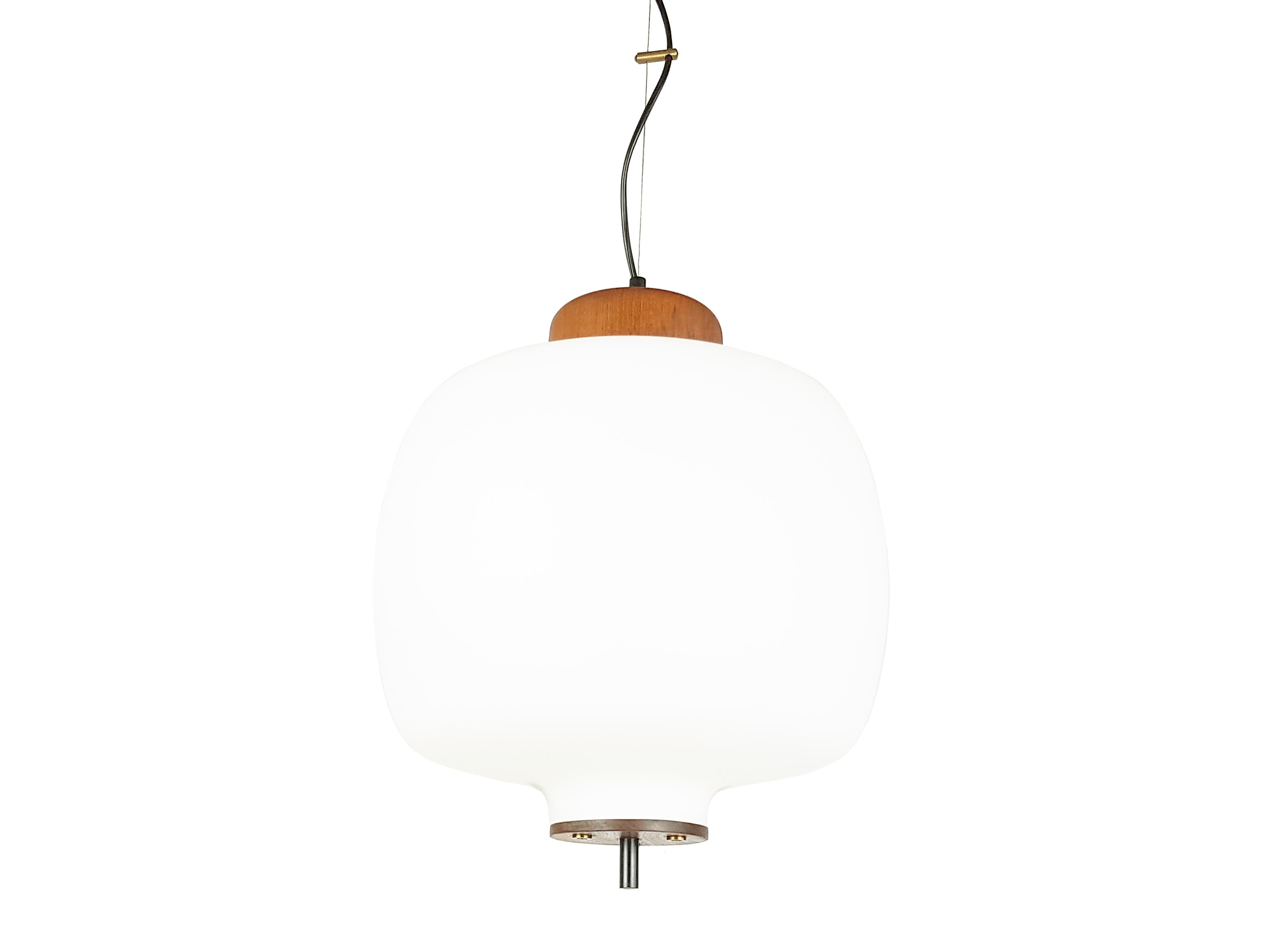 Beautiful pendant lamp in teakwood, brass and sandblasted opaline glass shade. Very good condition.

Body lamp measures cm 45 H x 35 D.