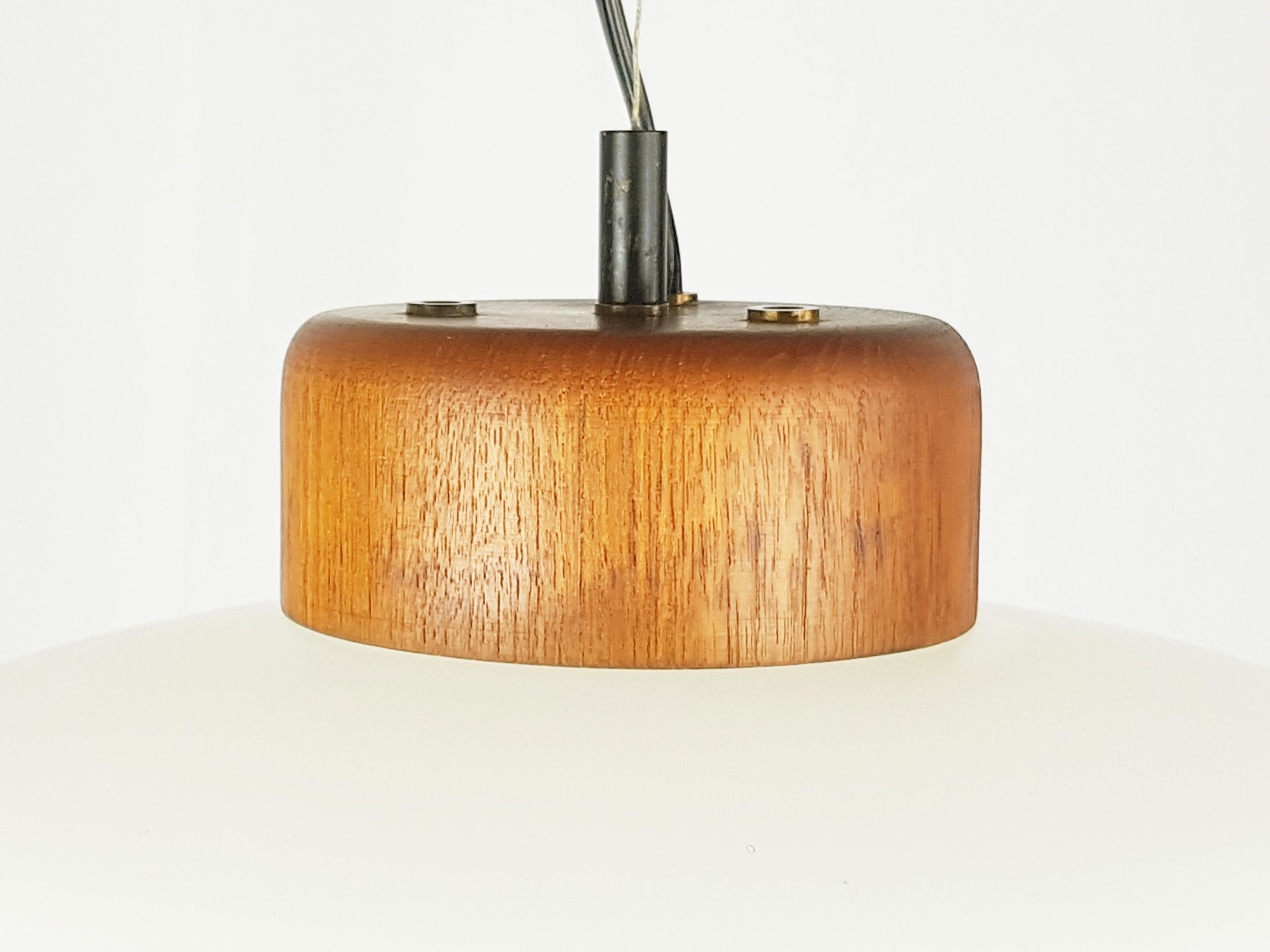 Mid-Century Modern Lampe à suspension en verre opalin, laiton et teck des années 1950 dans le style d'Arredoluce en vente
