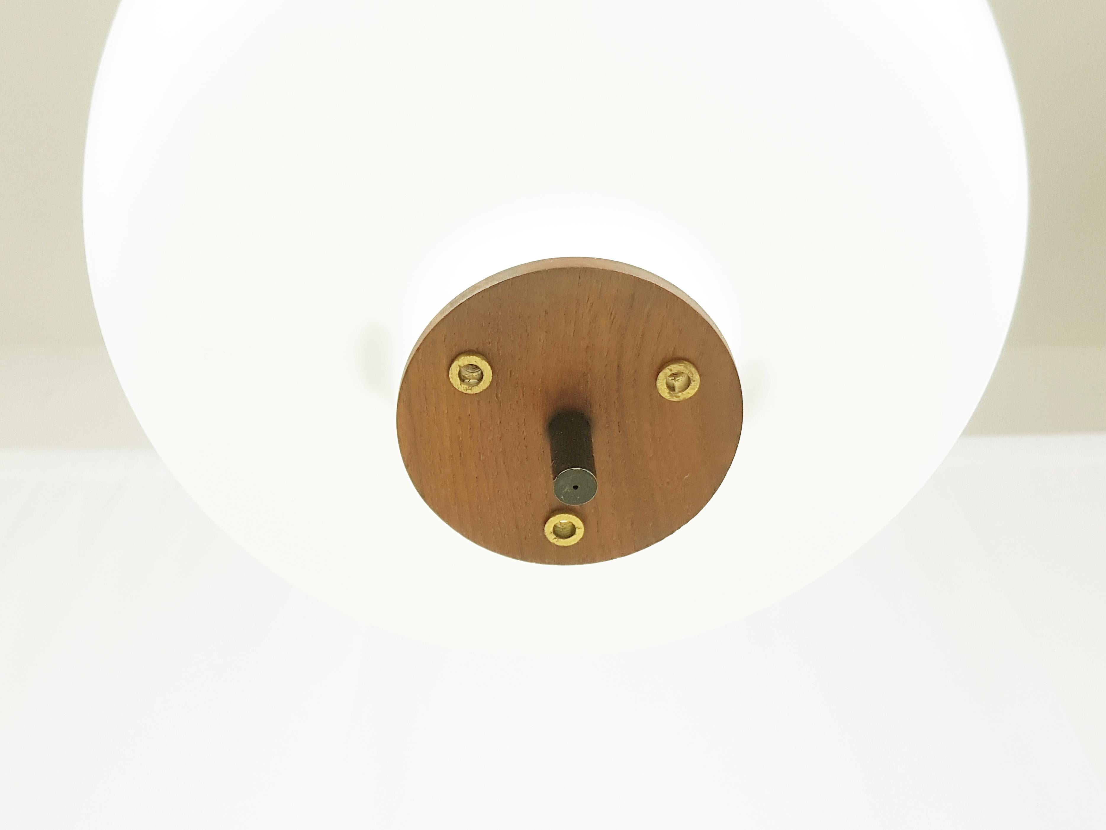 Lampada a sospensione in vetro opalino, ottone e teak degli anni '50 nello stile di Arredoluce In condizioni buone in vendita a Varese, Lombardia
