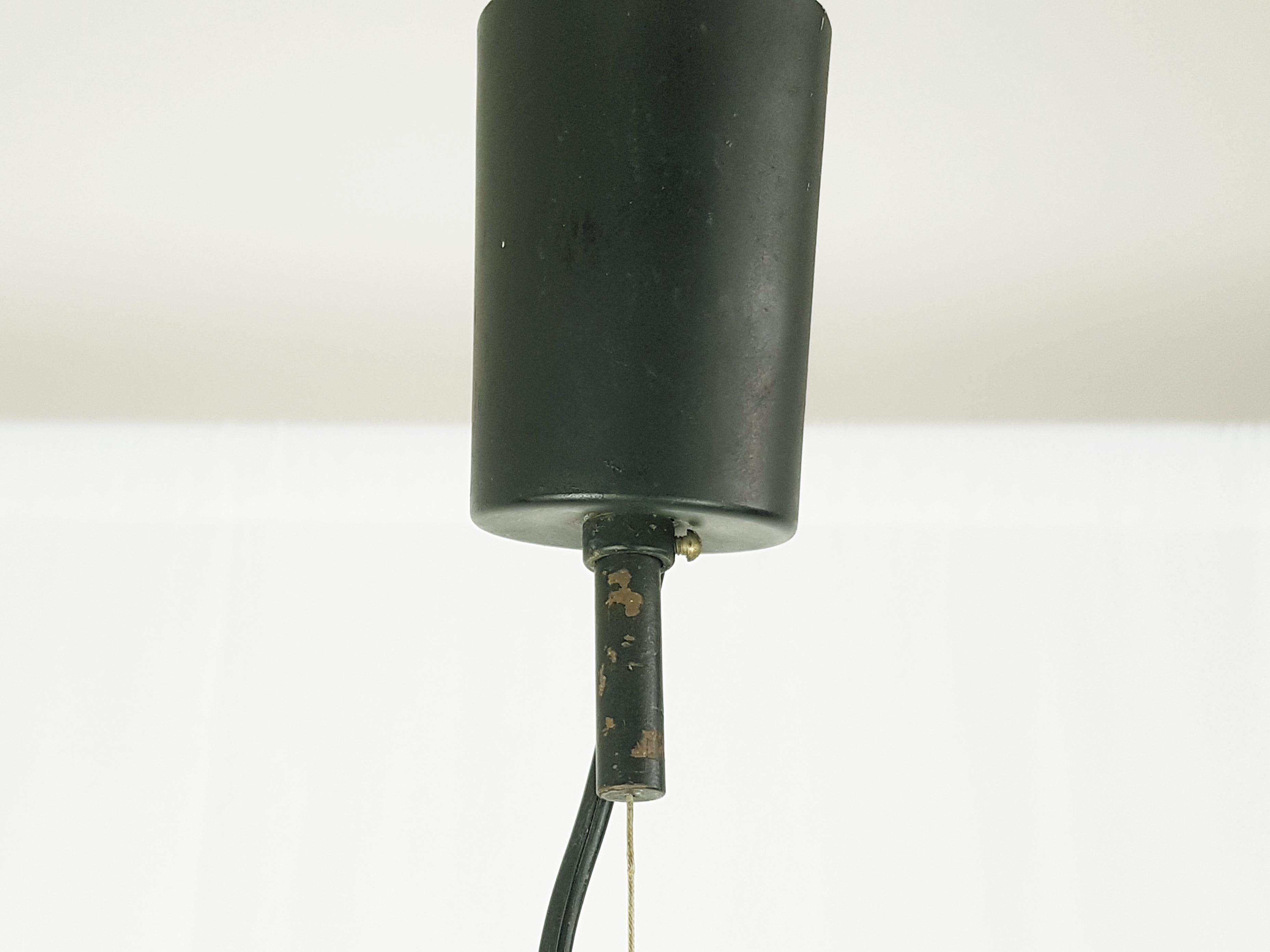 Lampe à suspension en verre opalin, laiton et teck des années 1950 dans le style d'Arredoluce en vente 1