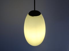 Lámpara de techo de cristal opalino, años 60