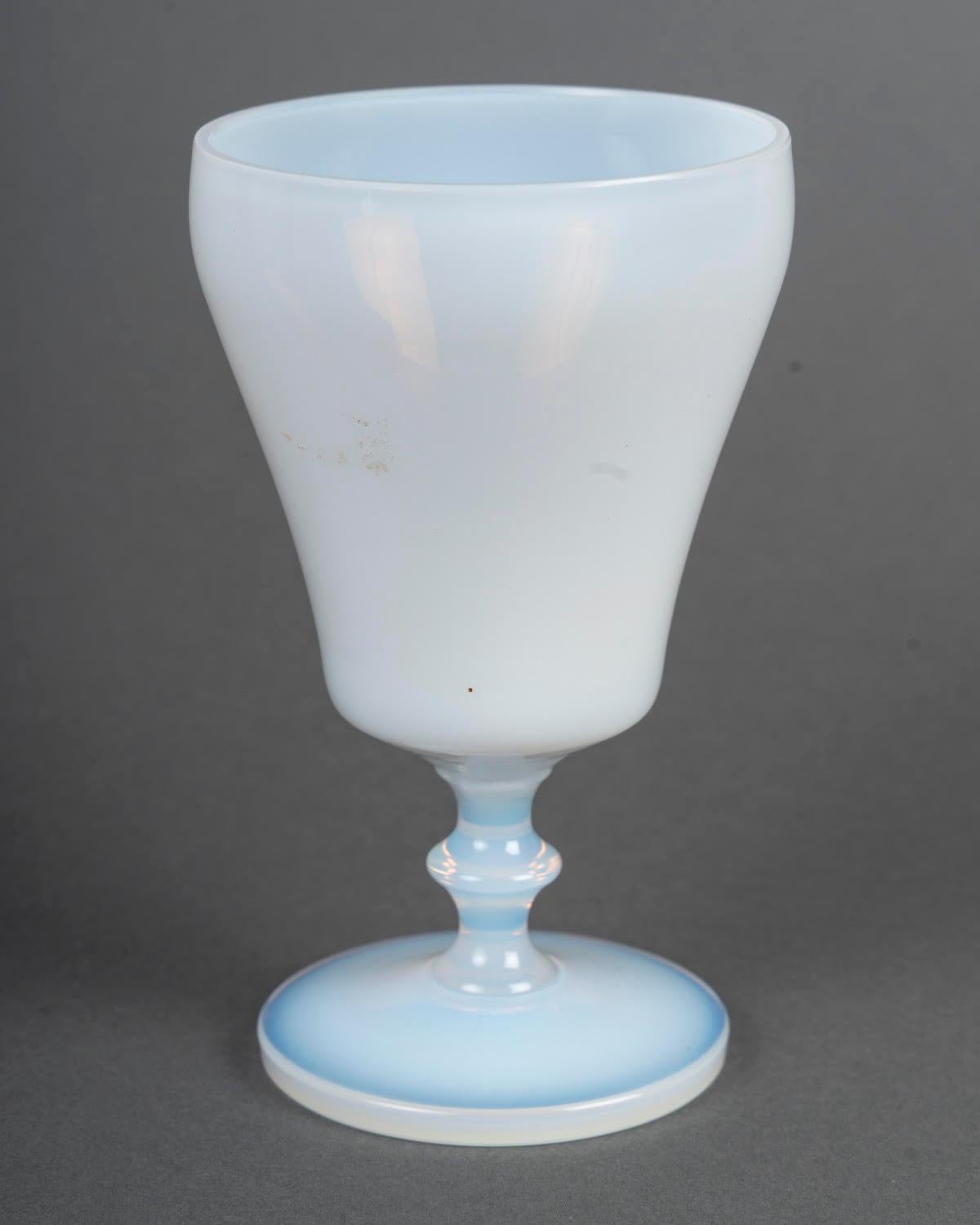 Calice, verre d'époque Napoléon III, 19e siècle en opaline.

H : 14cm, D : 8cm

Veuillez nous contacter avant de passer commande pour confirmer la disponibilité.