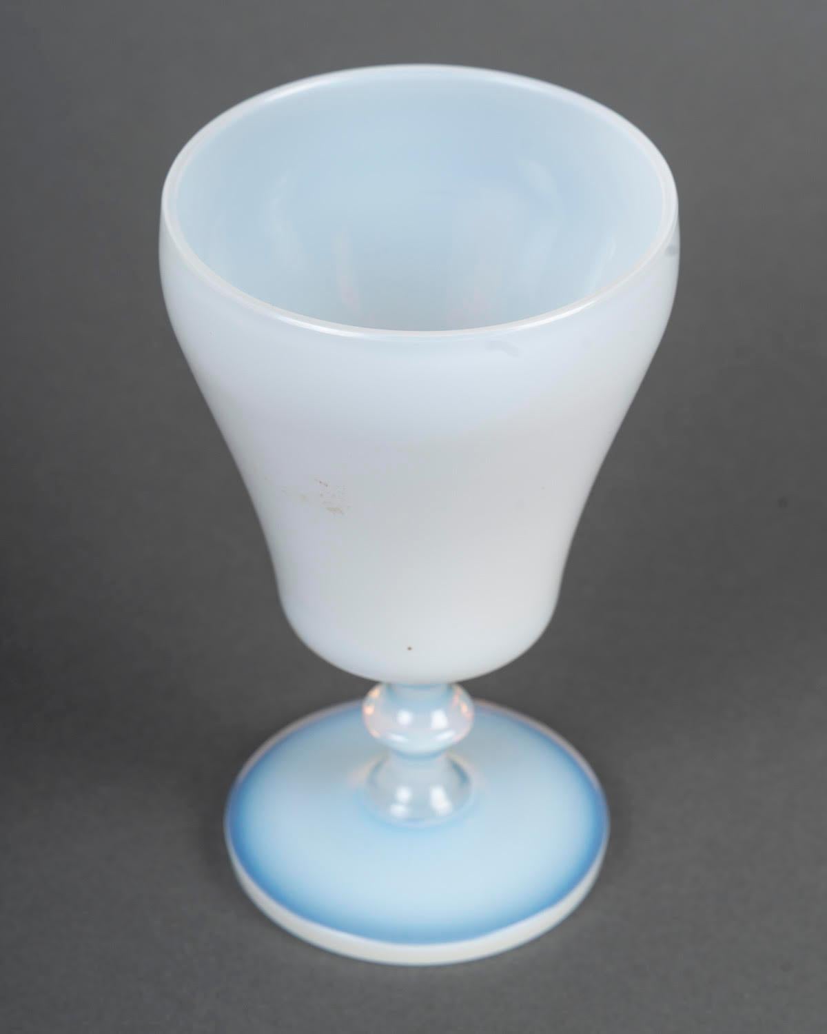 Français Verre opalin, calice du XIXe siècle, période Napoléon III. en vente