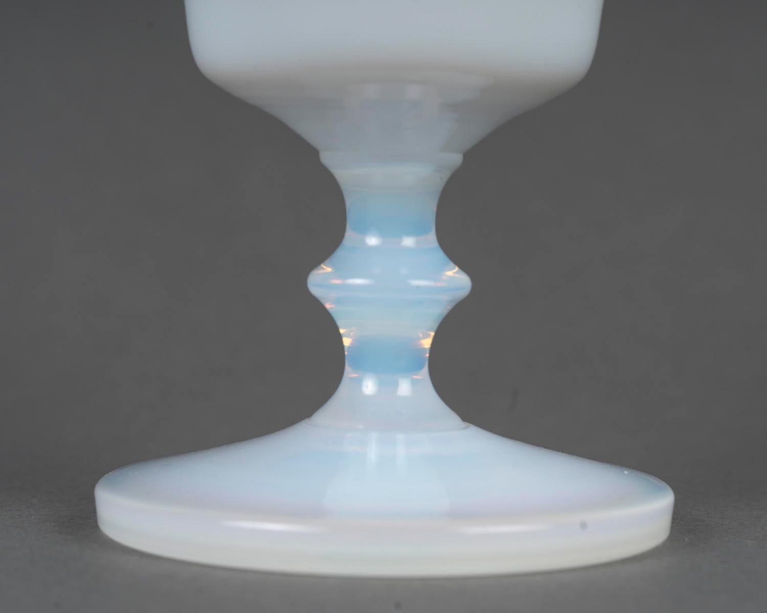 Verre opalin, calice du XIXe siècle, période Napoléon III. Bon état - En vente à Saint-Ouen, FR