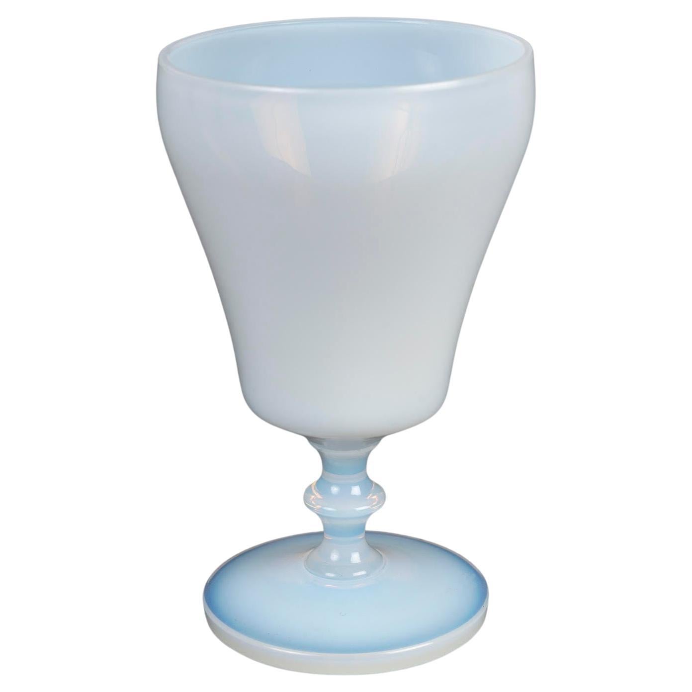 Verre opalin, calice du XIXe siècle, période Napoléon III. en vente