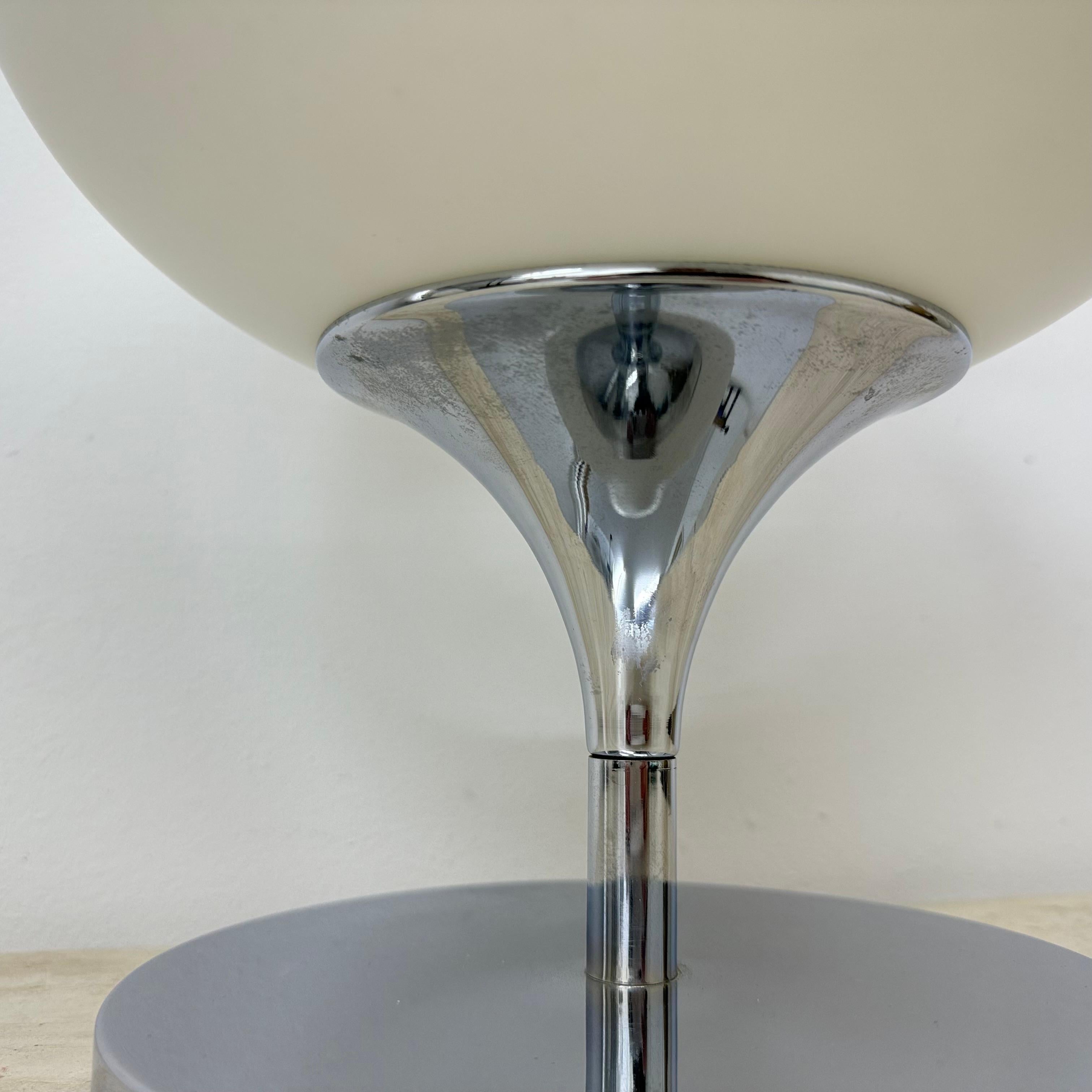 Lampe Space A Age en verre opalin, acier chromé et fonte par Kaiser Leuchten, 1970' en vente 5