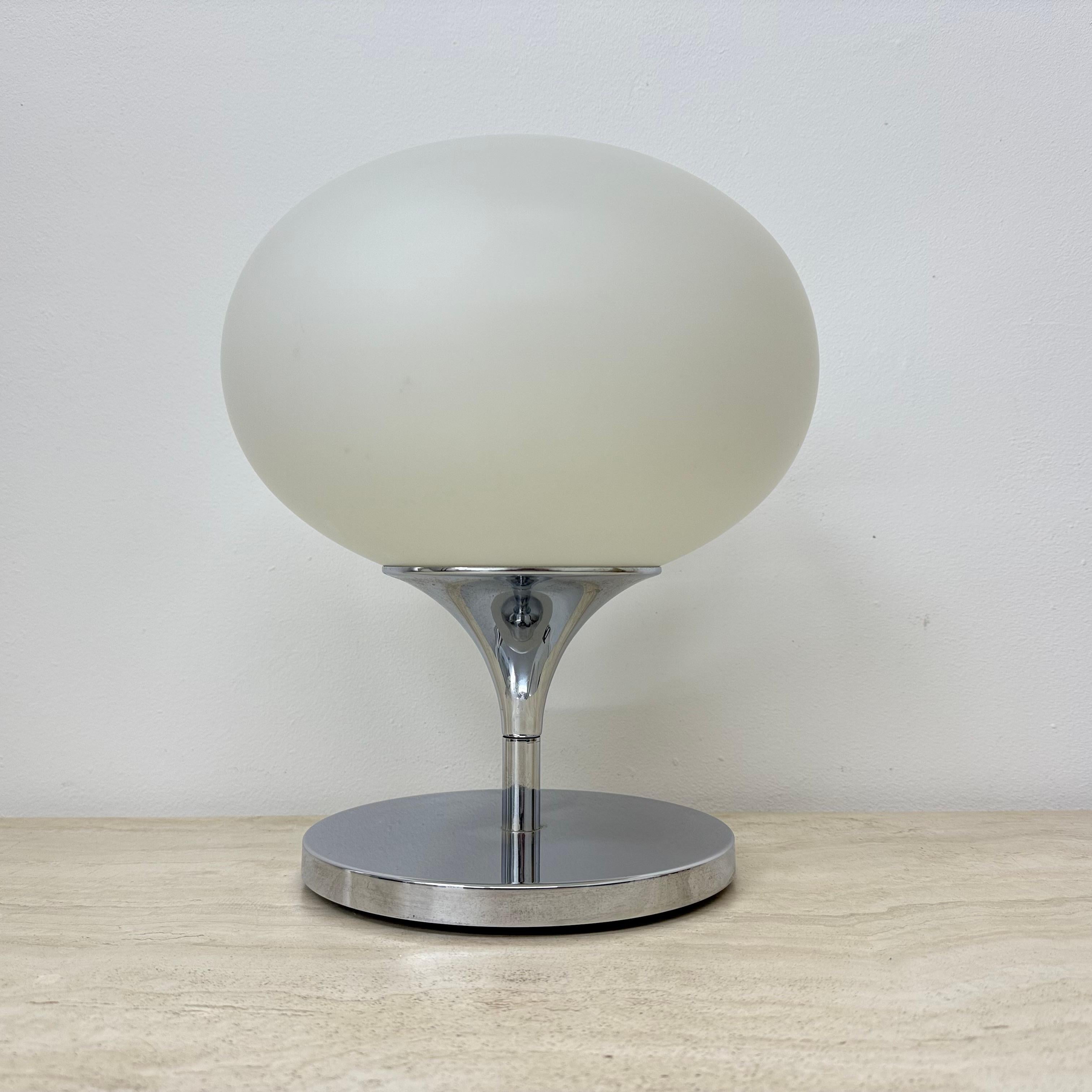 Lampe Space AGE en verre opalin, acier chromé et fonte de Kaiser Leuchten, années 1970

Dimensions : 27 cm de diamètre, 33 cm de hauteur
Conditon : Bon
Période : 1970s